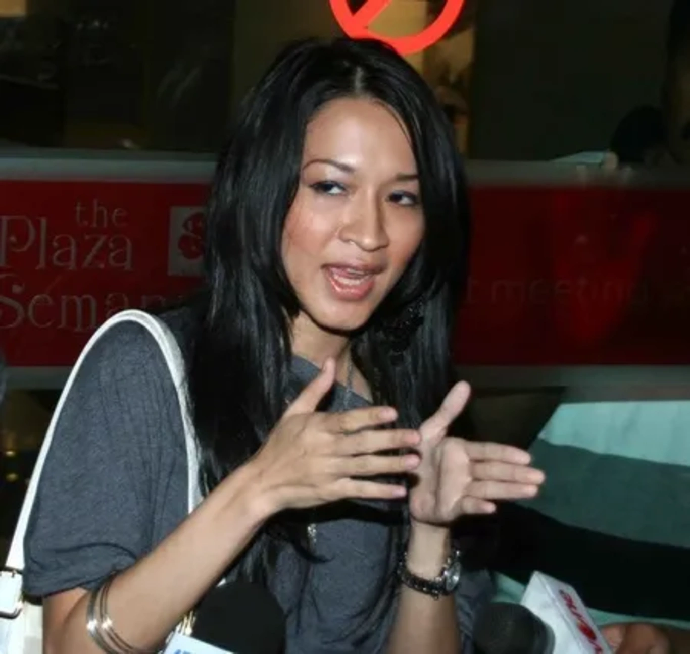 Jika Anda tidak melihat foto Okie Agustina, kemungkinan karena foto dengan nomor tersebut tidak tersedia di Kapanlagi.com™