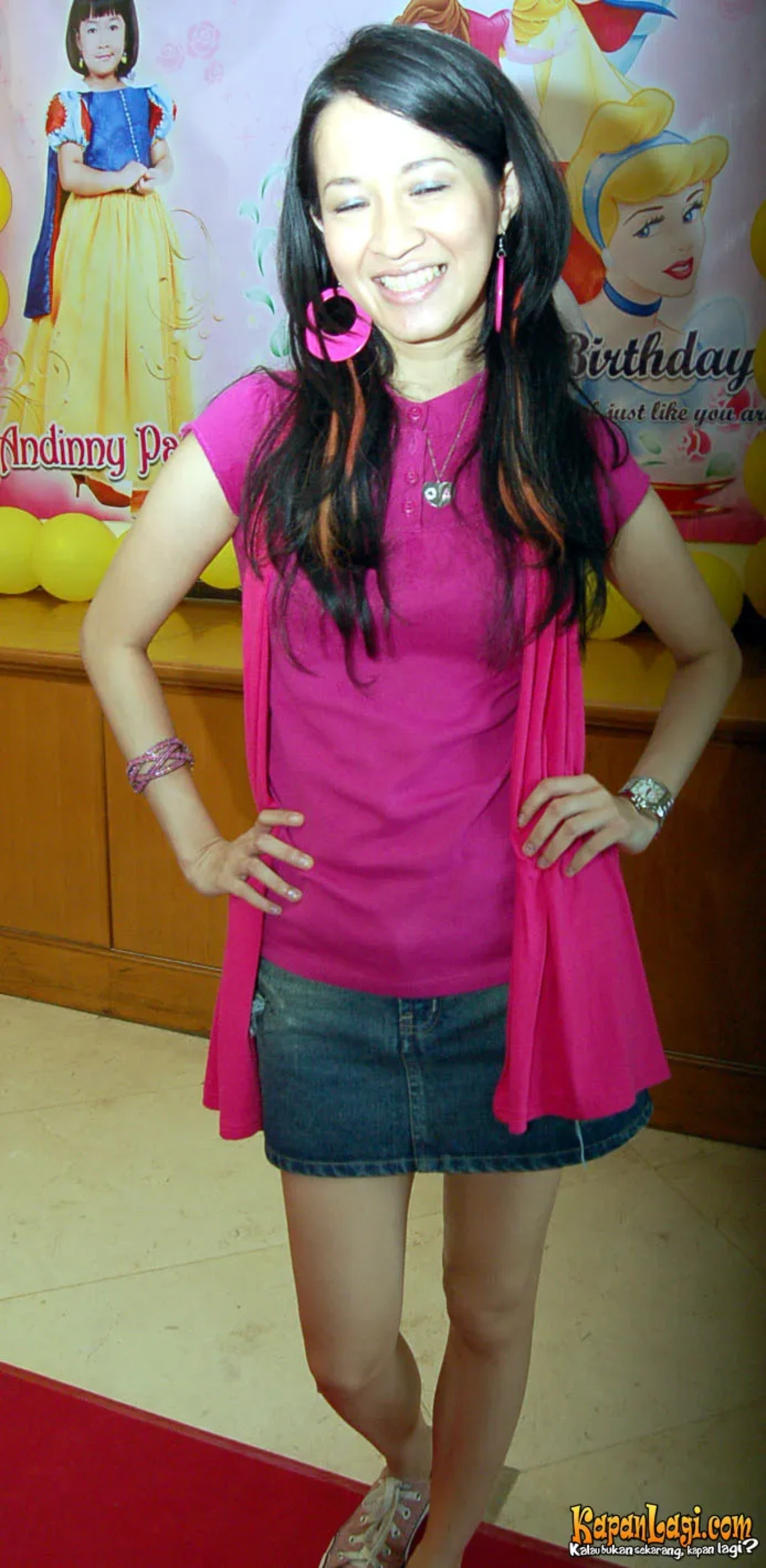 Jika Anda tidak melihat foto Okie Agustina, kemungkinan karena foto dengan nomor tersebut tidak tersedia di Kapanlagi.com™