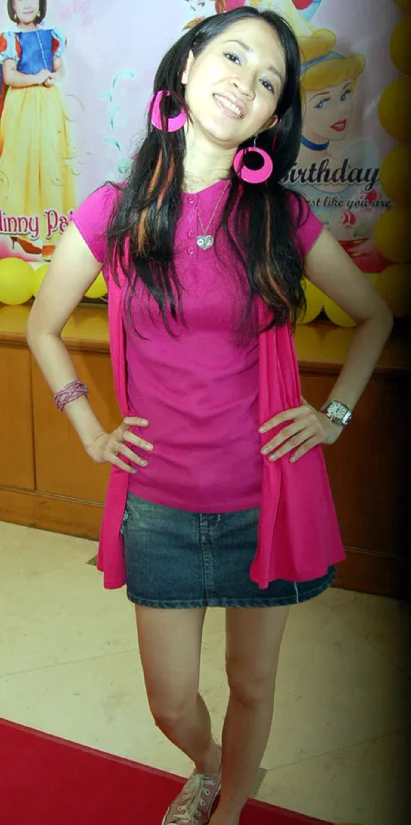 Jika Anda tidak melihat foto Okie Agustina, kemungkinan karena foto dengan nomor tersebut tidak tersedia di Kapanlagi.com™