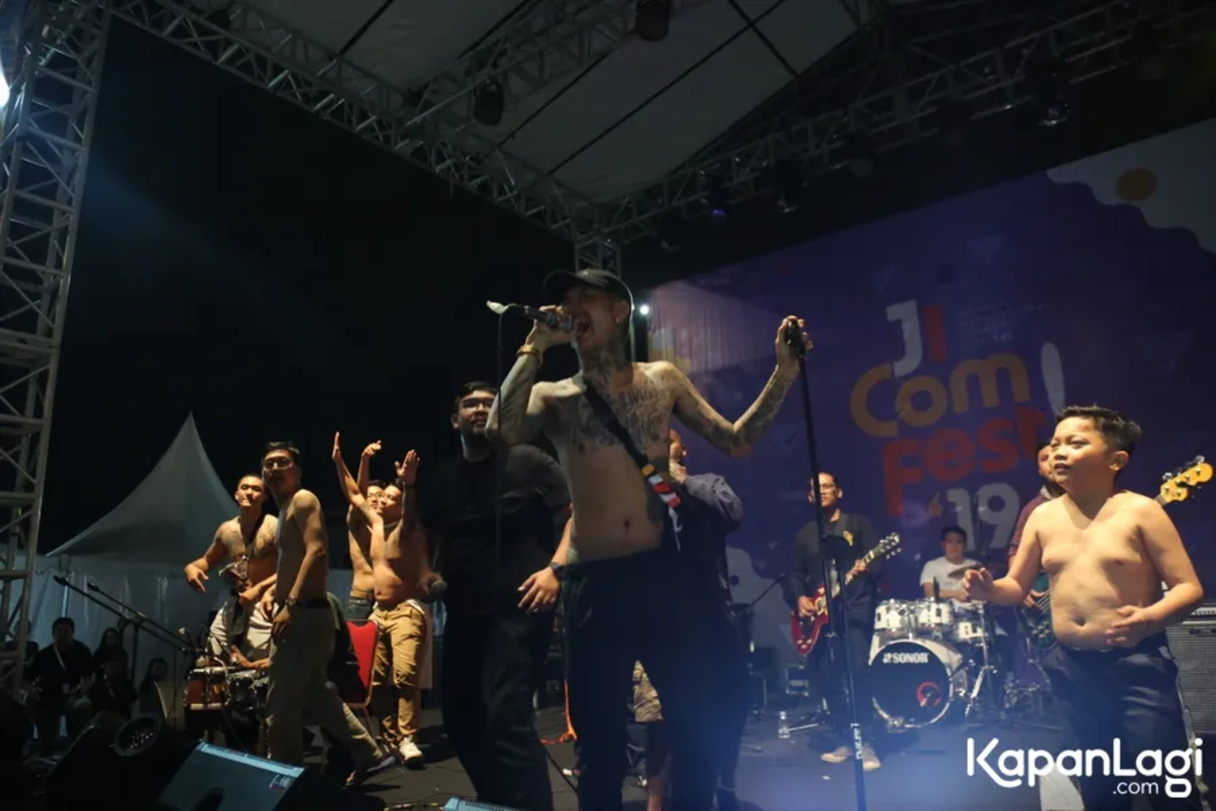 Jika Anda tidak melihat foto Orkes Pensil Alis Young Lex, kemungkinan karena foto dengan nomor tersebut tidak tersedia di Kapanlagi.com™