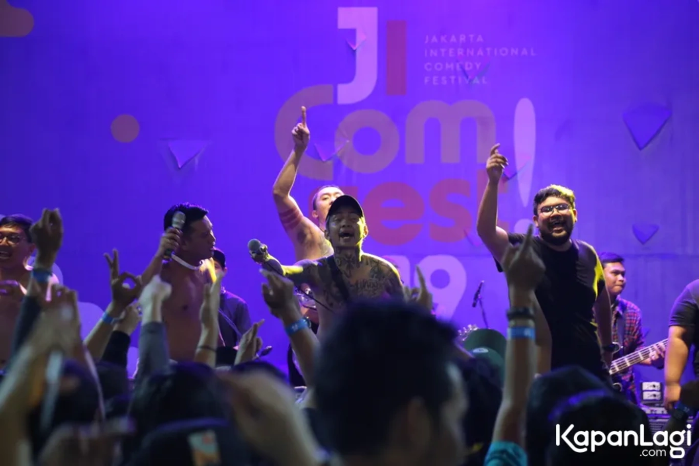 Jika Anda tidak melihat foto Orkes Pensil Alis Young Lex, kemungkinan karena foto dengan nomor tersebut tidak tersedia di Kapanlagi.com™