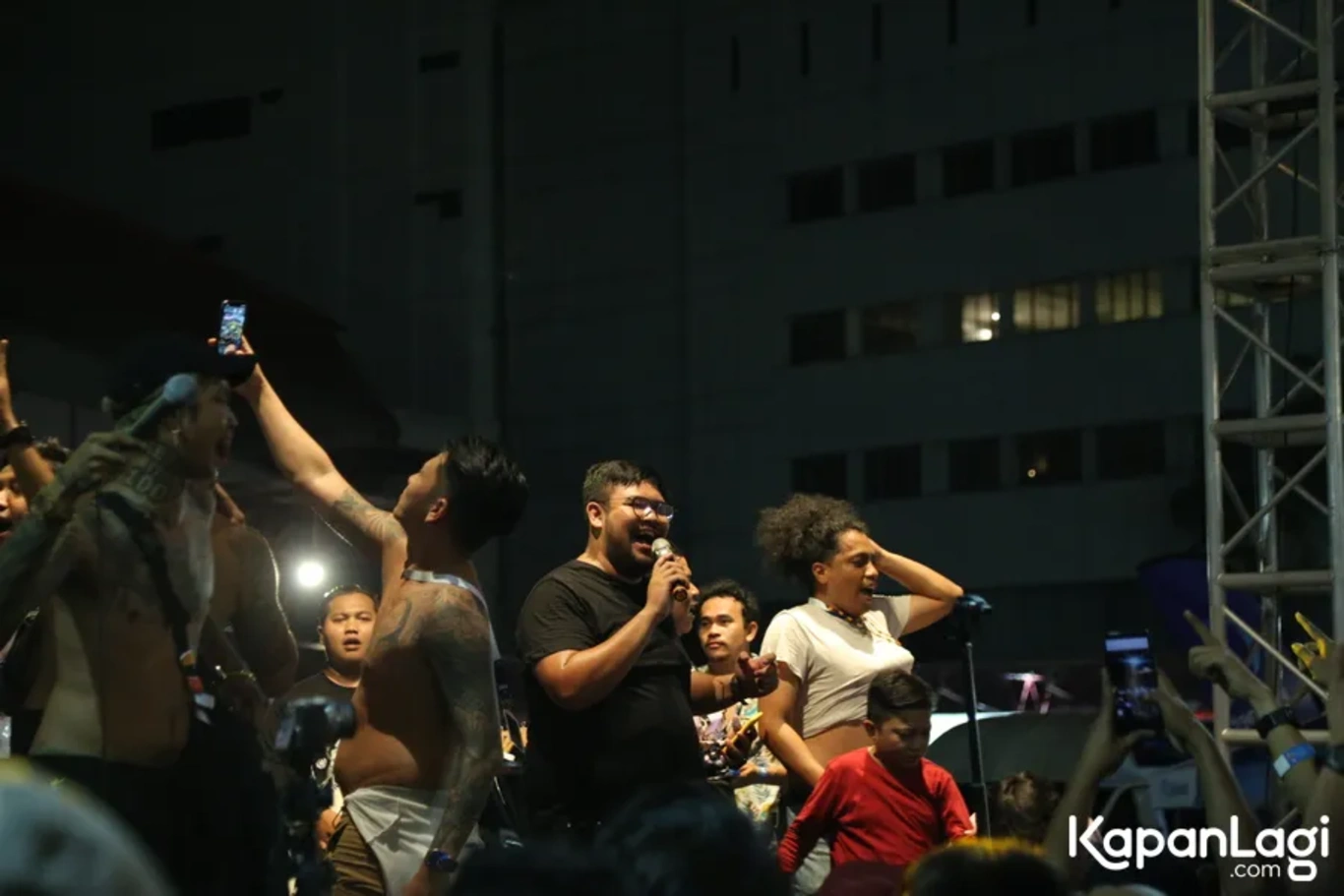 Jika Anda tidak melihat foto Orkes Pensil Alis Young Lex, kemungkinan karena foto dengan nomor tersebut tidak tersedia di Kapanlagi.com™