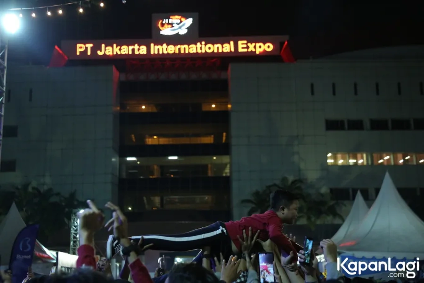 Jika Anda tidak melihat foto Orkes Pensil Alis Young Lex, kemungkinan karena foto dengan nomor tersebut tidak tersedia di Kapanlagi.com™