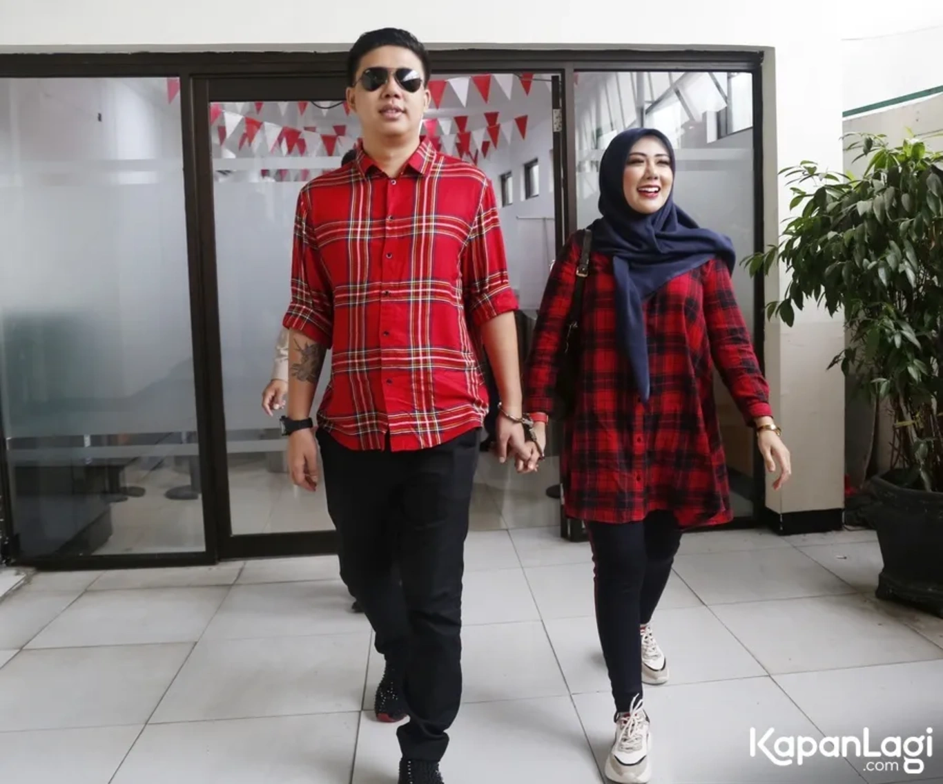 Jika Anda tidak melihat foto Pablo Benua, kemungkinan karena foto dengan nomor tersebut tidak tersedia di Kapanlagi.com™