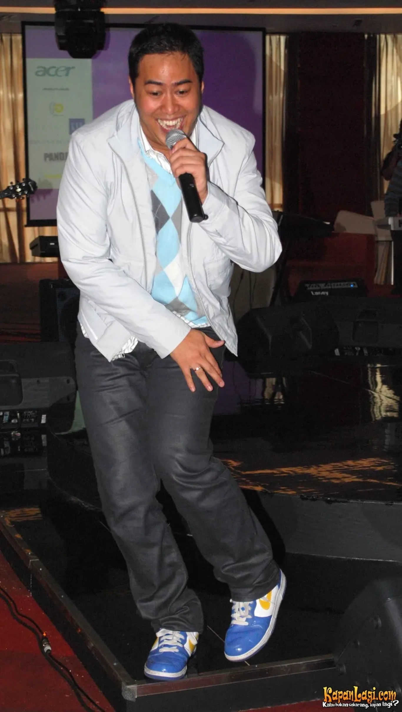 Jika Anda tidak melihat foto Pandji Pragiwaksono, kemungkinan karena foto dengan nomor tersebut tidak tersedia di Kapanlagi.com™