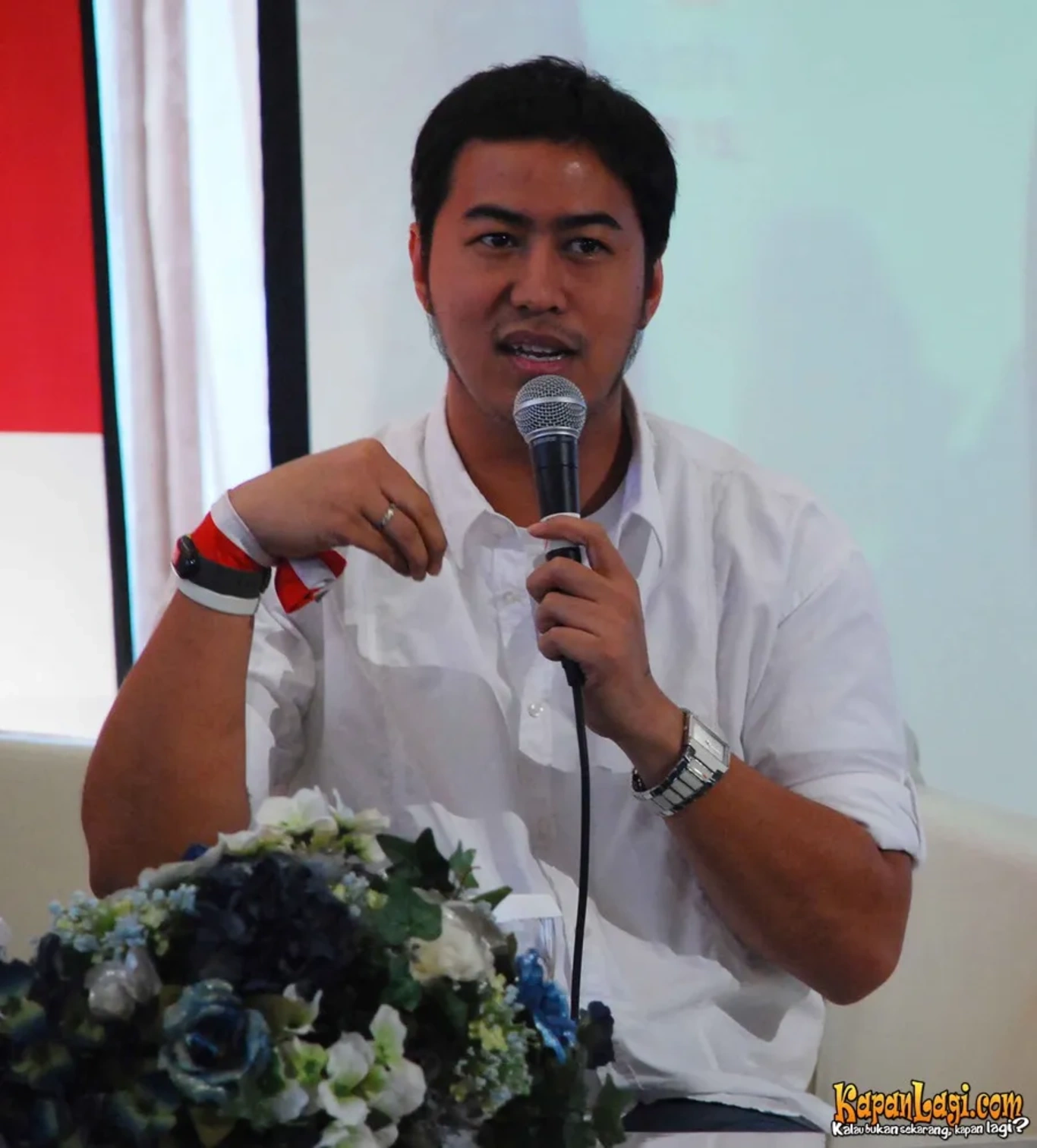 Jika Anda tidak melihat foto Pandji Pragiwaksono, kemungkinan karena foto dengan nomor tersebut tidak tersedia di Kapanlagi.com™