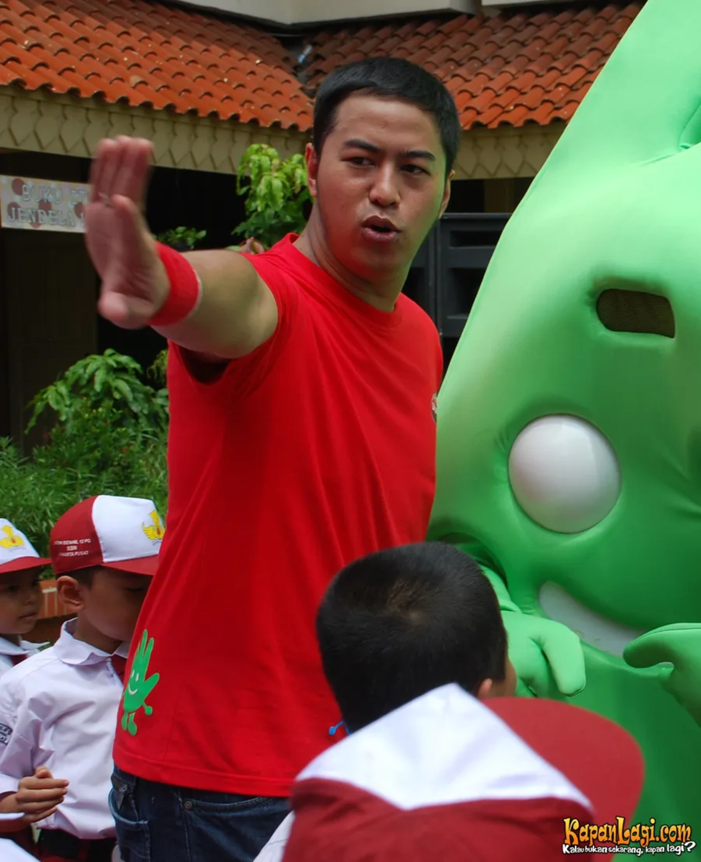 Jika Anda tidak melihat foto Pandji Pragiwaksono, kemungkinan karena foto dengan nomor tersebut tidak tersedia di Kapanlagi.com™