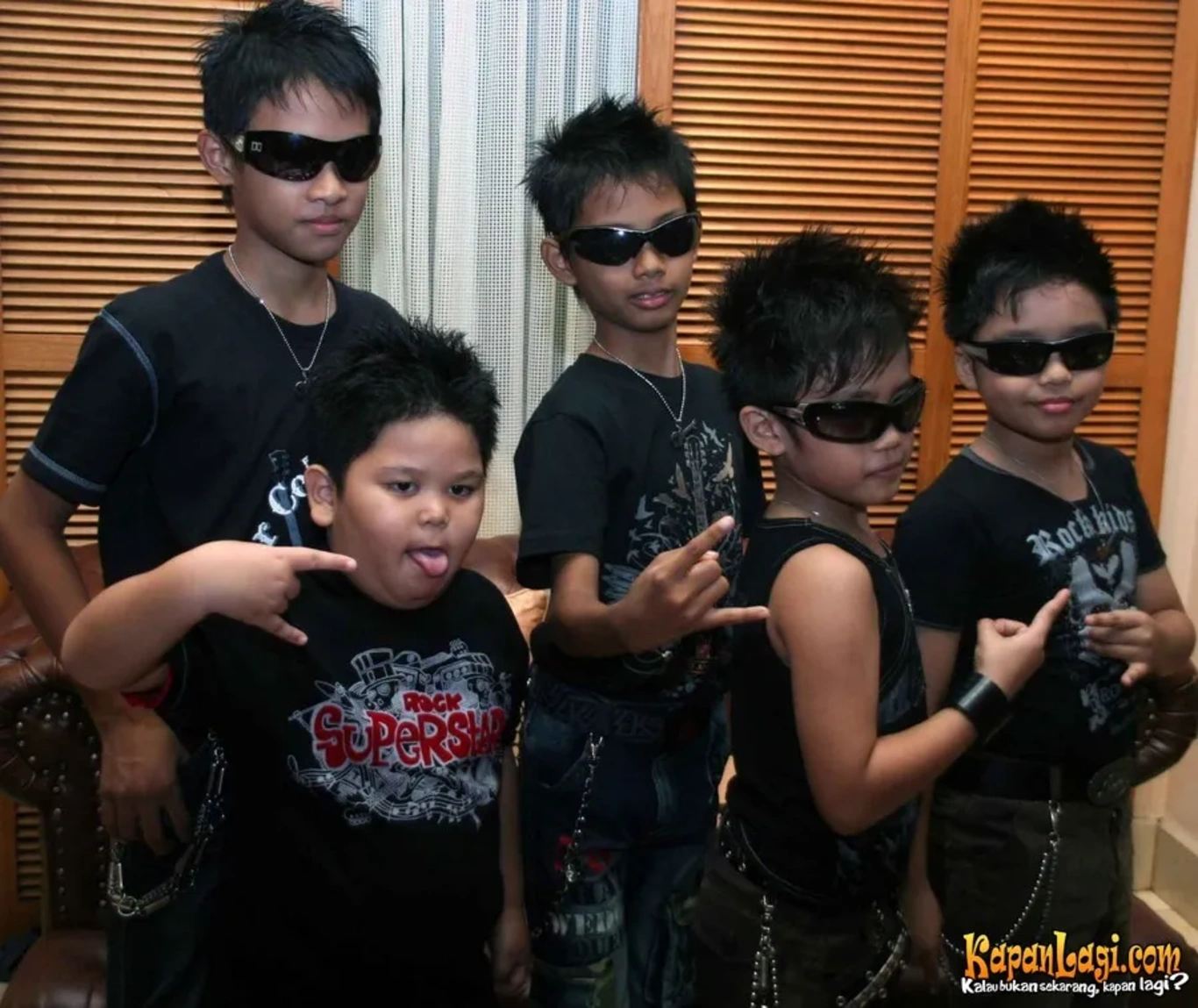 Jika Anda tidak melihat foto Pangeranku Band, kemungkinan karena foto dengan nomor tersebut tidak tersedia di Kapanlagi.com™