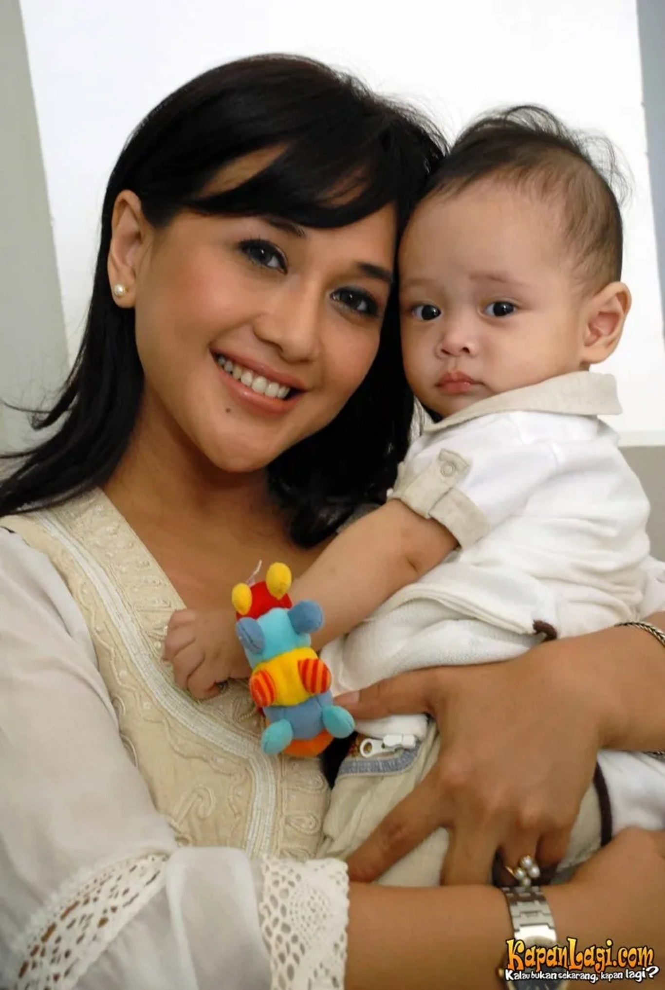 Jika Anda tidak melihat foto Paramitha Rusady, kemungkinan karena foto dengan nomor tersebut tidak tersedia di Kapanlagi.com™