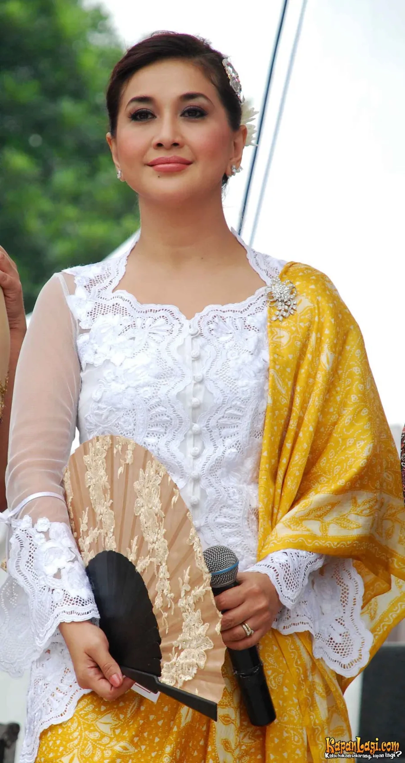 Jika Anda tidak melihat foto Paramitha Rusady, kemungkinan karena foto dengan nomor tersebut tidak tersedia di Kapanlagi.com™
