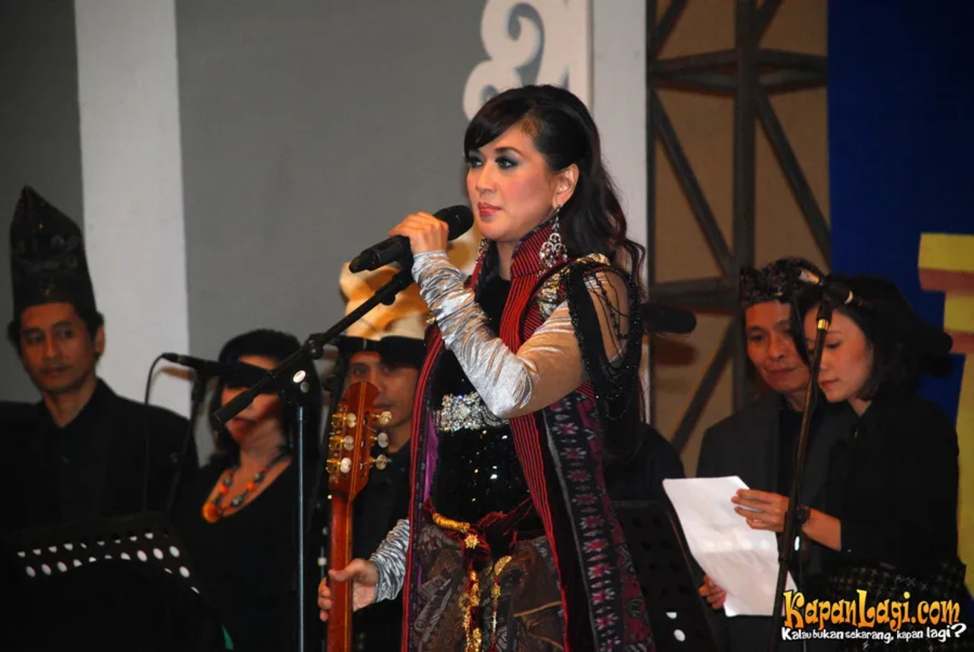 Jika Anda tidak melihat foto Paramitha Rusady, kemungkinan karena foto dengan nomor tersebut tidak tersedia di Kapanlagi.com™