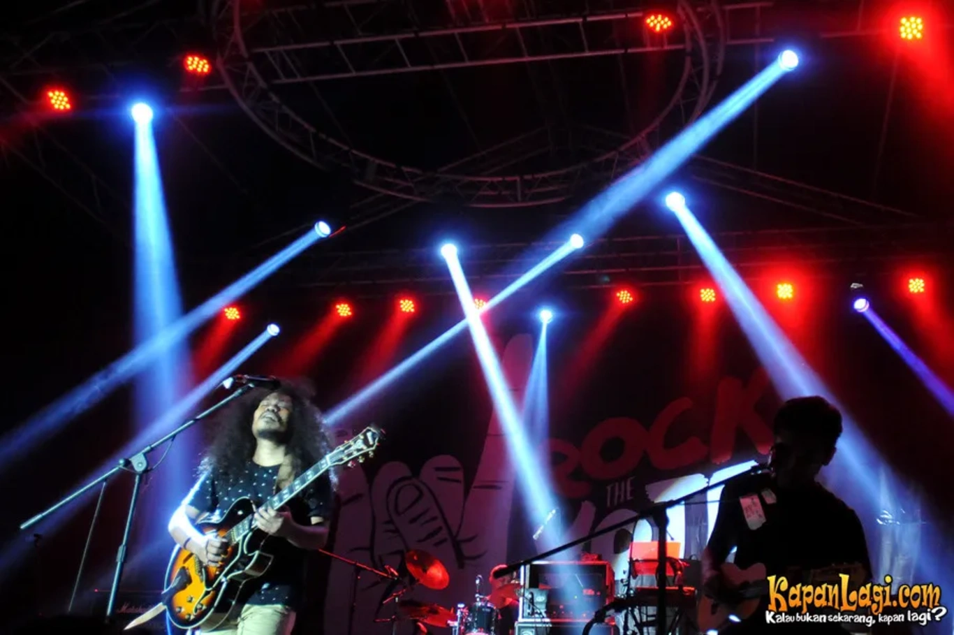 Jika Anda tidak melihat foto Payung Teduh, kemungkinan karena foto dengan nomor tersebut tidak tersedia di Kapanlagi.com™
