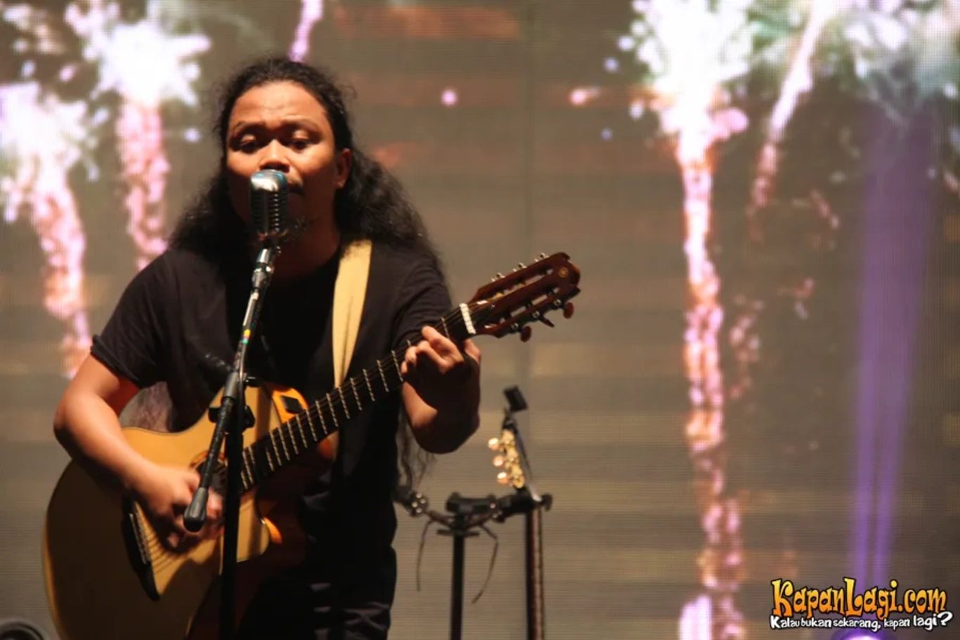 Jika Anda tidak melihat foto Payung Teduh, kemungkinan karena foto dengan nomor tersebut tidak tersedia di Kapanlagi.com™