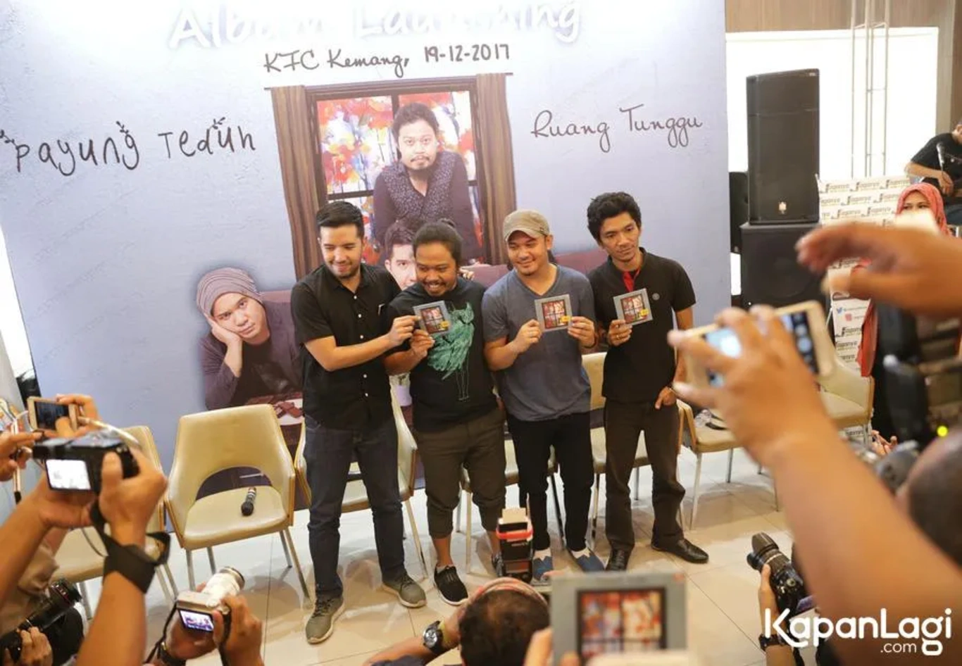 Jika Anda tidak melihat foto Payung Teduh, kemungkinan karena foto dengan nomor tersebut tidak tersedia di Kapanlagi.com™