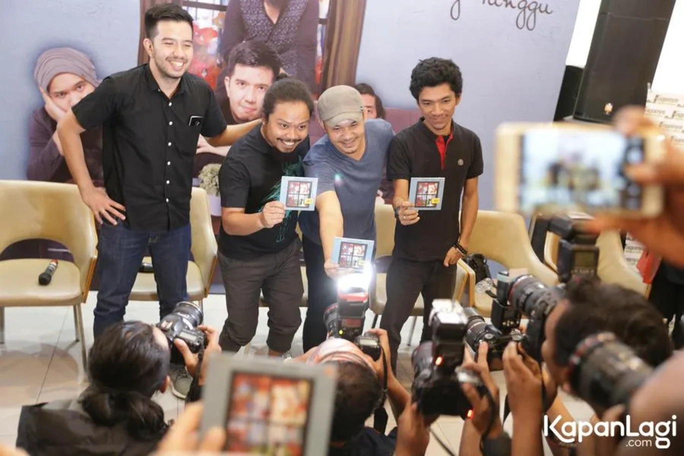 Jika Anda tidak melihat foto Payung Teduh, kemungkinan karena foto dengan nomor tersebut tidak tersedia di Kapanlagi.com™