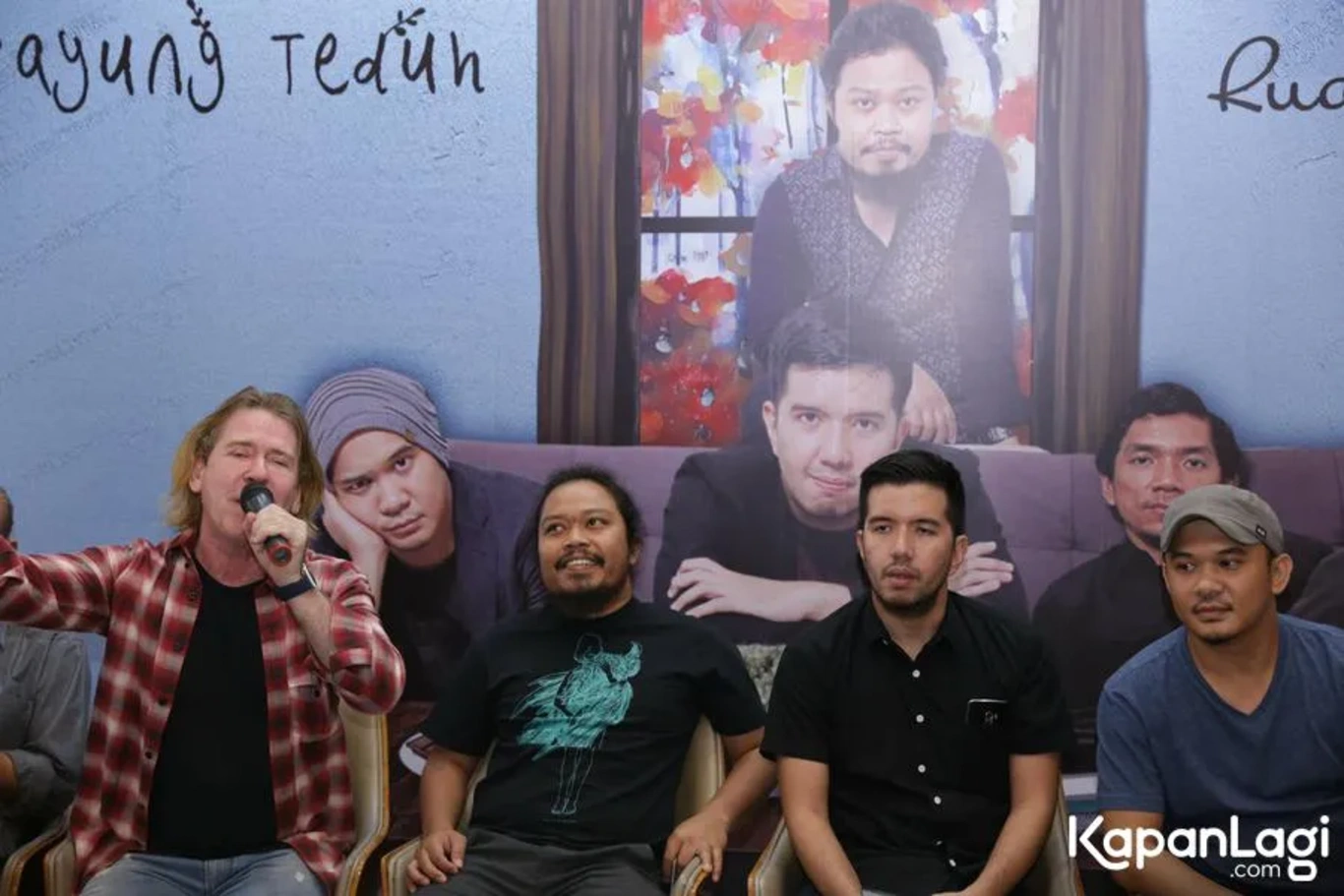 Jika Anda tidak melihat foto Payung Teduh, kemungkinan karena foto dengan nomor tersebut tidak tersedia di Kapanlagi.com™