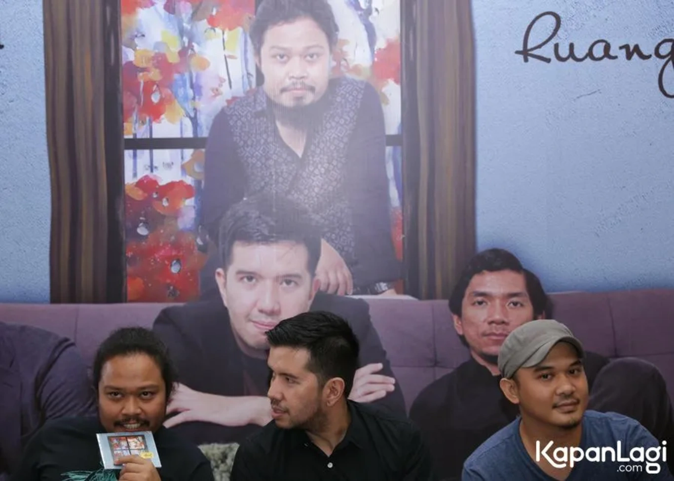 Jika Anda tidak melihat foto Payung Teduh, kemungkinan karena foto dengan nomor tersebut tidak tersedia di Kapanlagi.com™