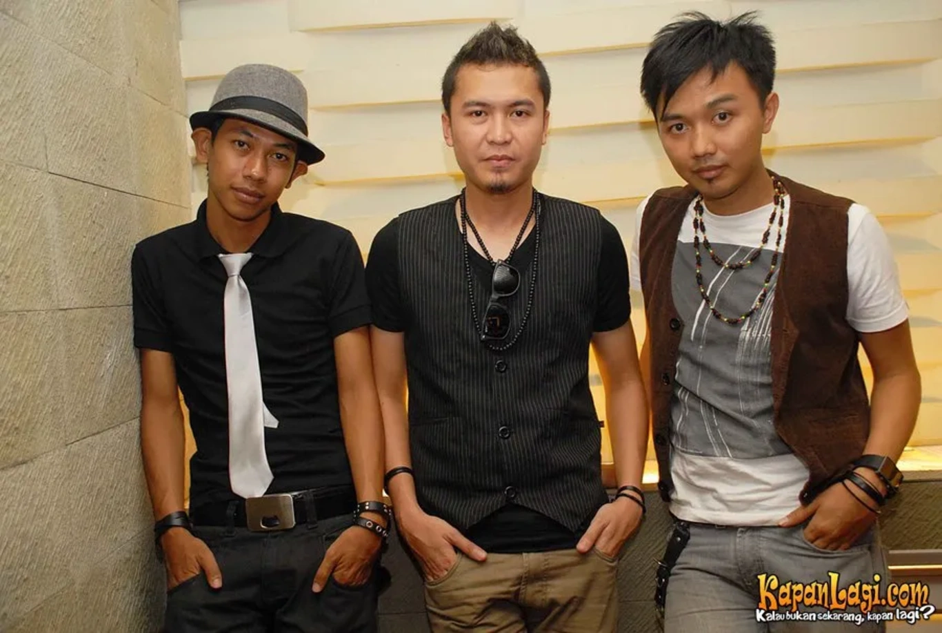 Jika Anda tidak melihat foto Petir Band, kemungkinan karena foto dengan nomor tersebut tidak tersedia di Kapanlagi.com™