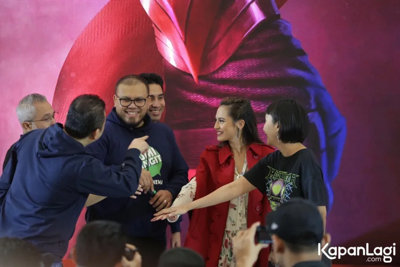 Jika Anda tidak melihat foto Pevita Pierce, kemungkinan karena foto dengan nomor tersebut tidak tersedia di Kapanlagi.com™