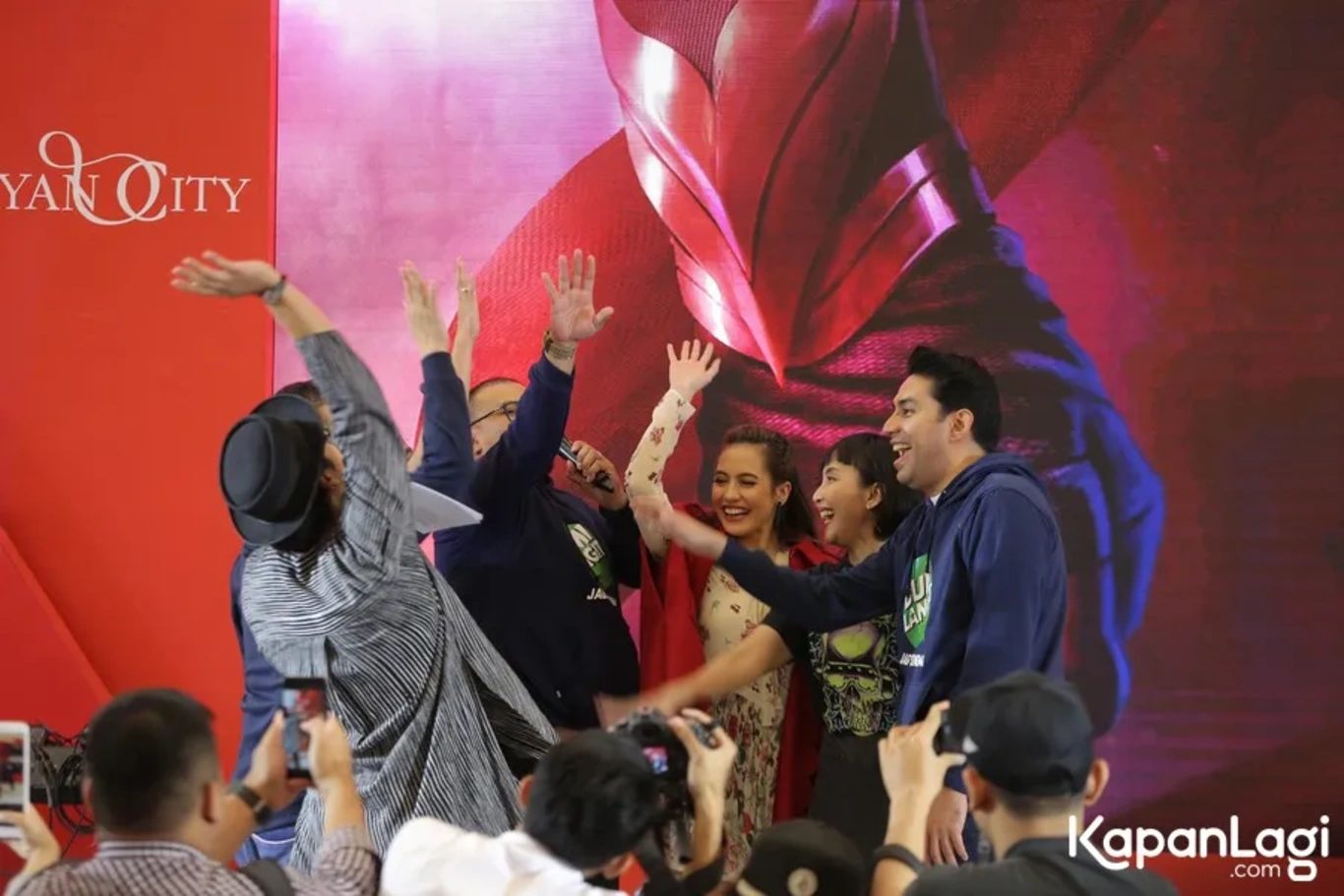 Jika Anda tidak melihat foto Pevita Pierce, kemungkinan karena foto dengan nomor tersebut tidak tersedia di Kapanlagi.com™