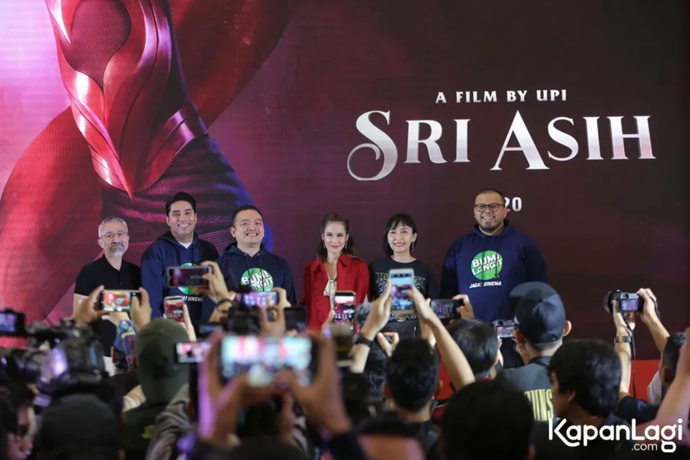 Jika Anda tidak melihat foto Pevita Pierce, kemungkinan karena foto dengan nomor tersebut tidak tersedia di Kapanlagi.com™