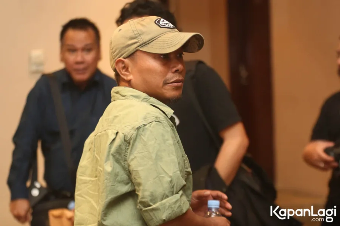 Jika Anda tidak melihat foto Pidi Baiq, kemungkinan karena foto dengan nomor tersebut tidak tersedia di Kapanlagi.com™