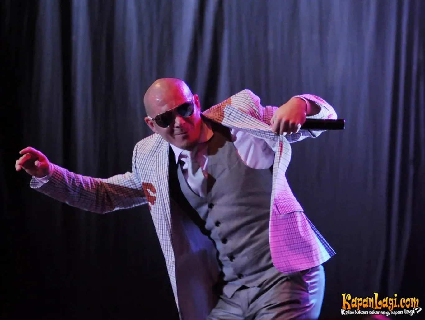 Jika Anda tidak melihat foto Pitbull, kemungkinan karena foto dengan nomor tersebut tidak tersedia di Kapanlagi.com™