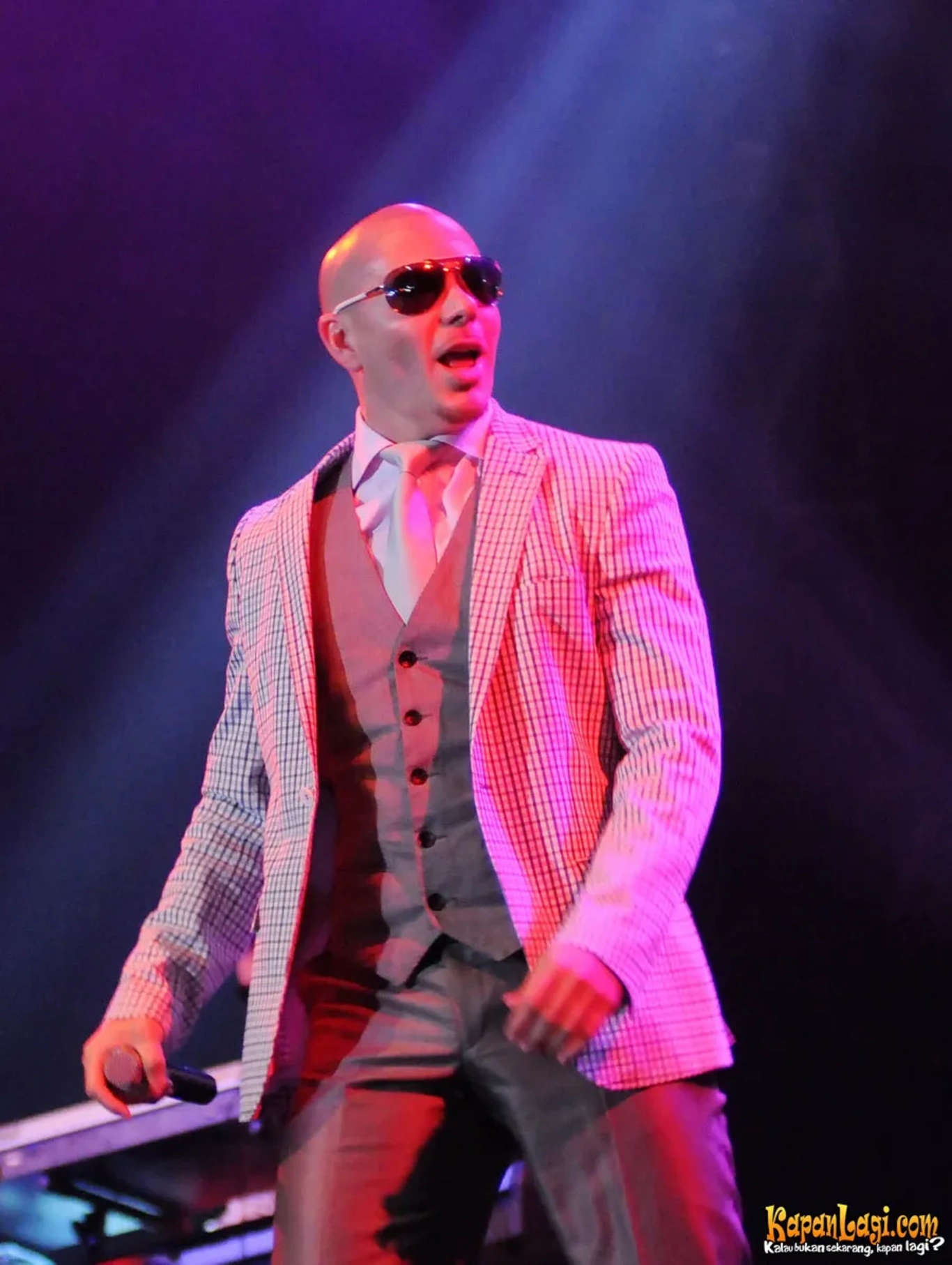 Jika Anda tidak melihat foto Pitbull, kemungkinan karena foto dengan nomor tersebut tidak tersedia di Kapanlagi.com™