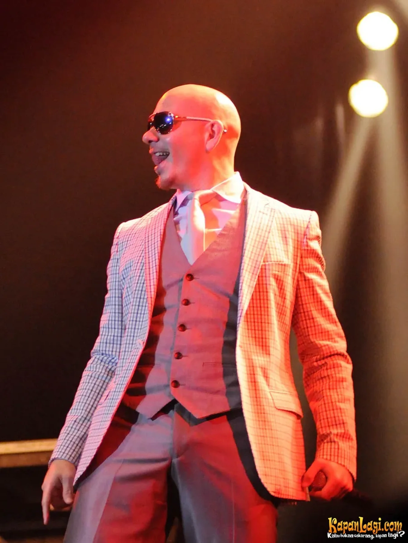 Jika Anda tidak melihat foto Pitbull, kemungkinan karena foto dengan nomor tersebut tidak tersedia di Kapanlagi.com™