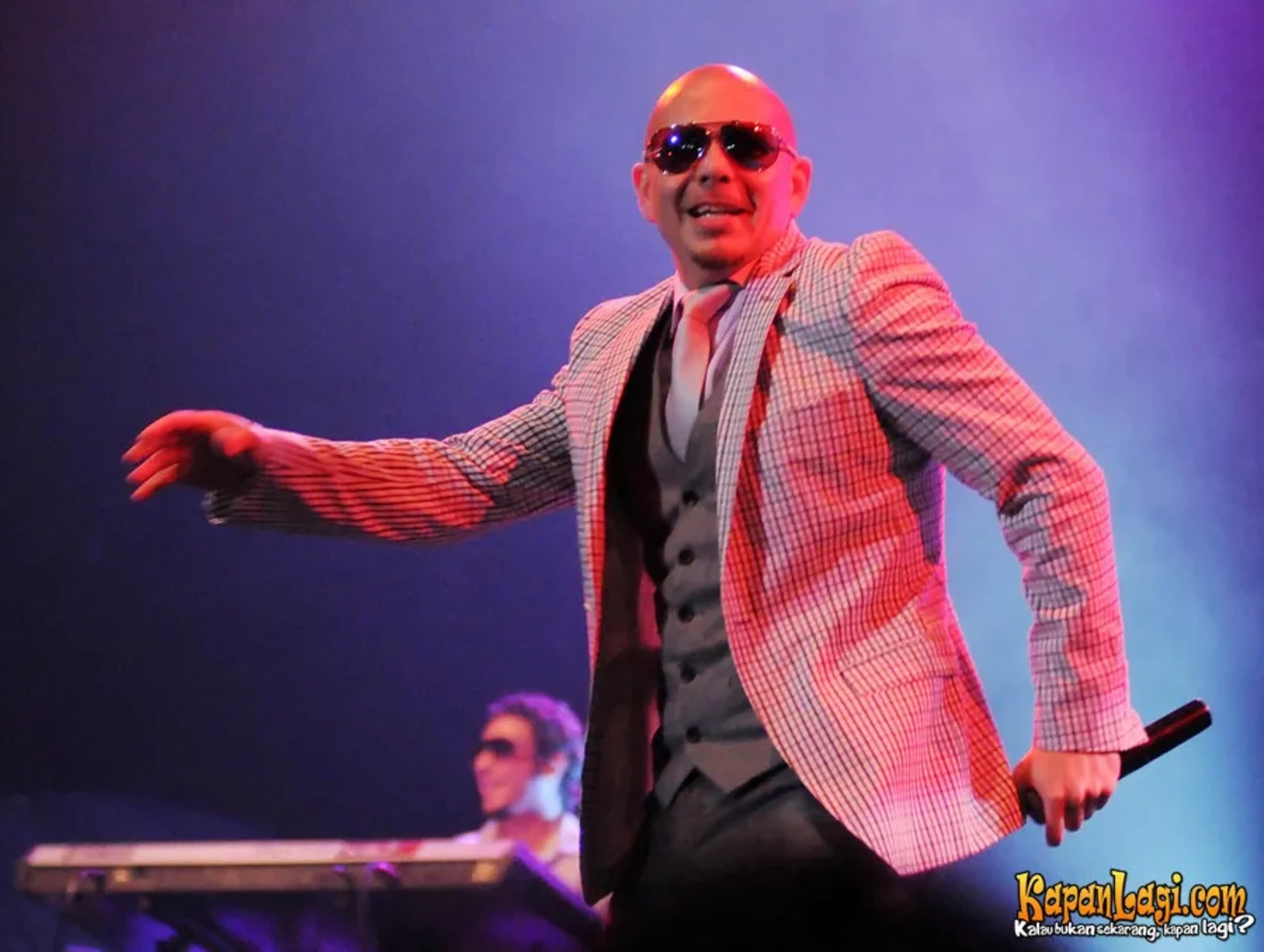 Jika Anda tidak melihat foto Pitbull, kemungkinan karena foto dengan nomor tersebut tidak tersedia di Kapanlagi.com™