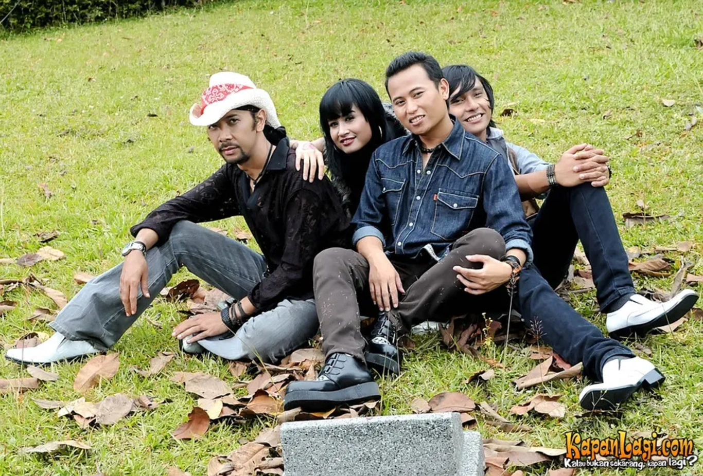 Jika Anda tidak melihat foto Play Band, kemungkinan karena foto dengan nomor tersebut tidak tersedia di Kapanlagi.com™