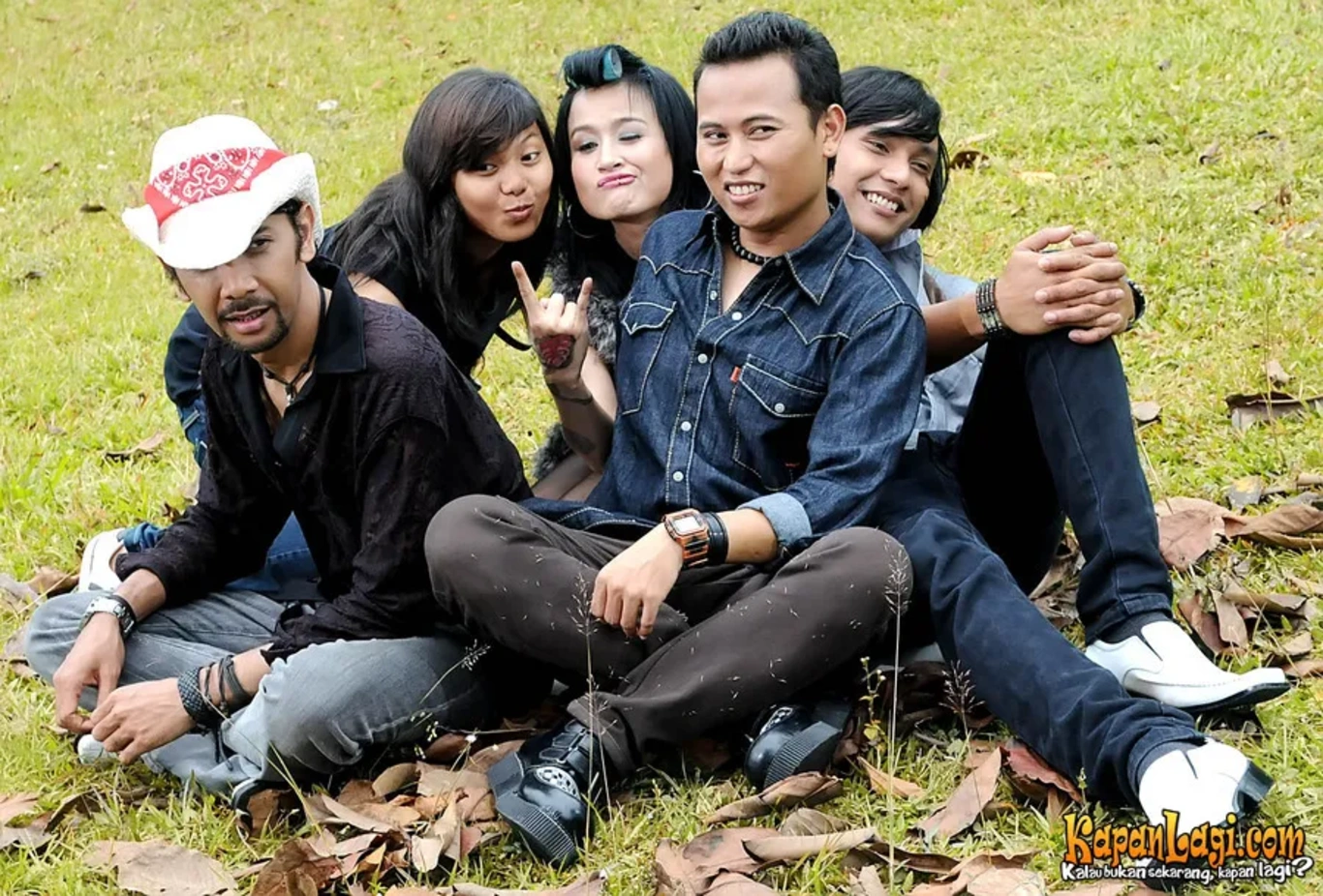 Jika Anda tidak melihat foto Play Band, kemungkinan karena foto dengan nomor tersebut tidak tersedia di Kapanlagi.com™