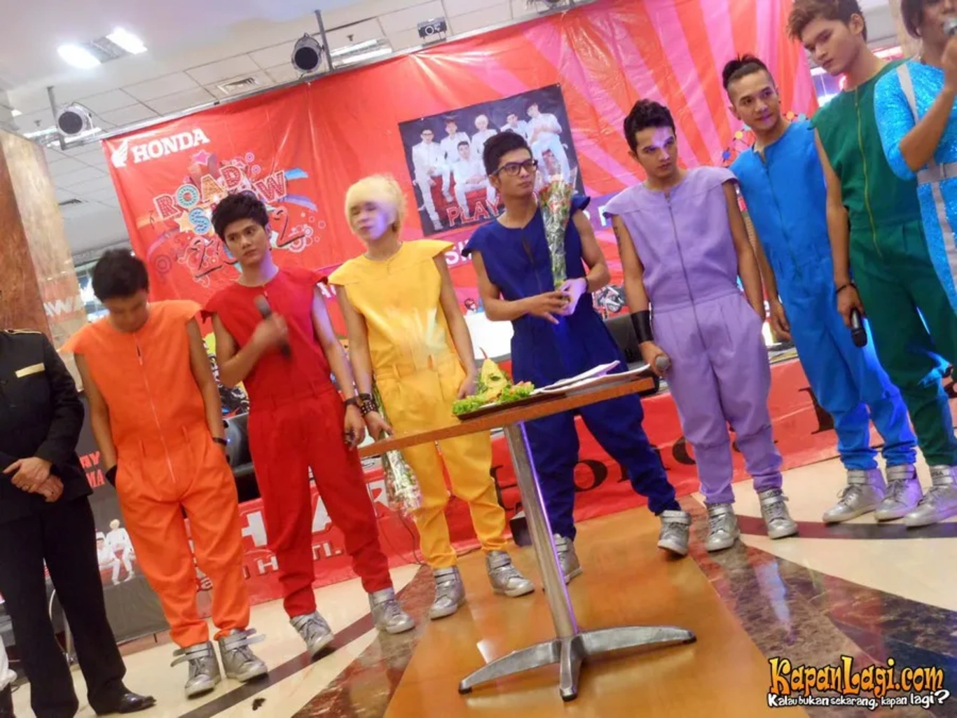 Jika Anda tidak melihat foto Playboyz, kemungkinan karena foto dengan nomor tersebut tidak tersedia di Kapanlagi.com™