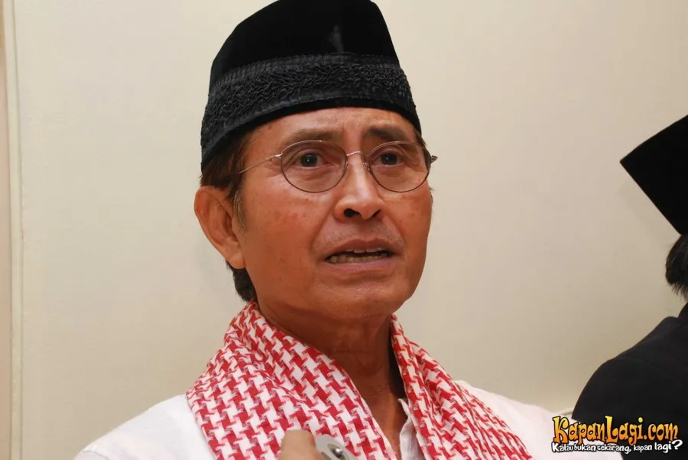 Jika Anda tidak melihat foto Pong Harjatmo, kemungkinan karena foto dengan nomor tersebut tidak tersedia di Kapanlagi.com™