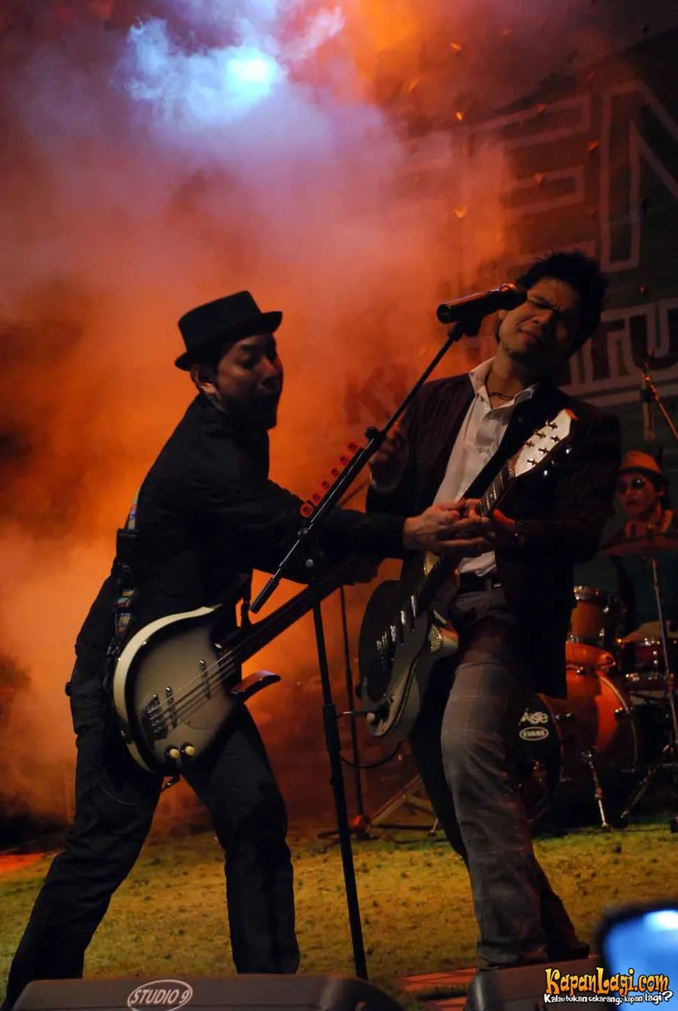 Jika Anda tidak melihat foto Pongky Jikustik, kemungkinan karena foto dengan nomor tersebut tidak tersedia di Kapanlagi.com™