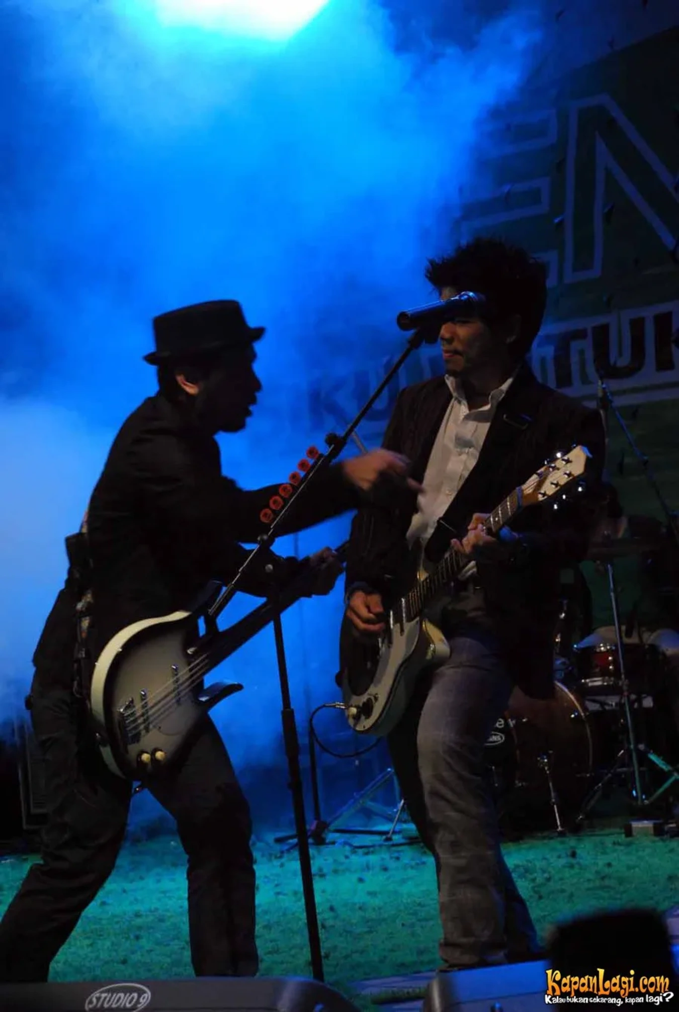 Jika Anda tidak melihat foto Pongky Jikustik, kemungkinan karena foto dengan nomor tersebut tidak tersedia di Kapanlagi.com™