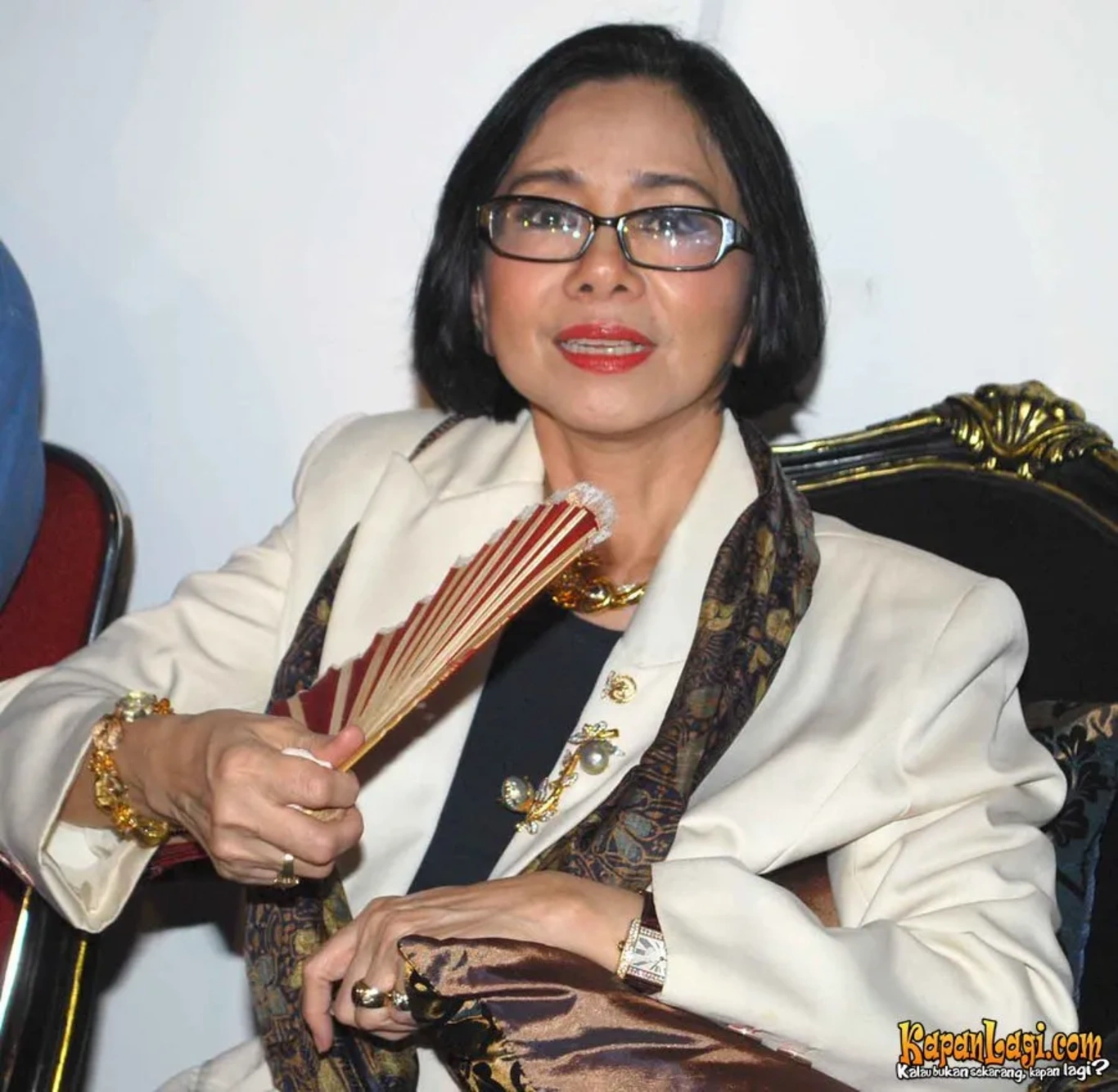 Jika Anda tidak melihat foto Poppy Dharsono, kemungkinan karena foto dengan nomor tersebut tidak tersedia di Kapanlagi.com™