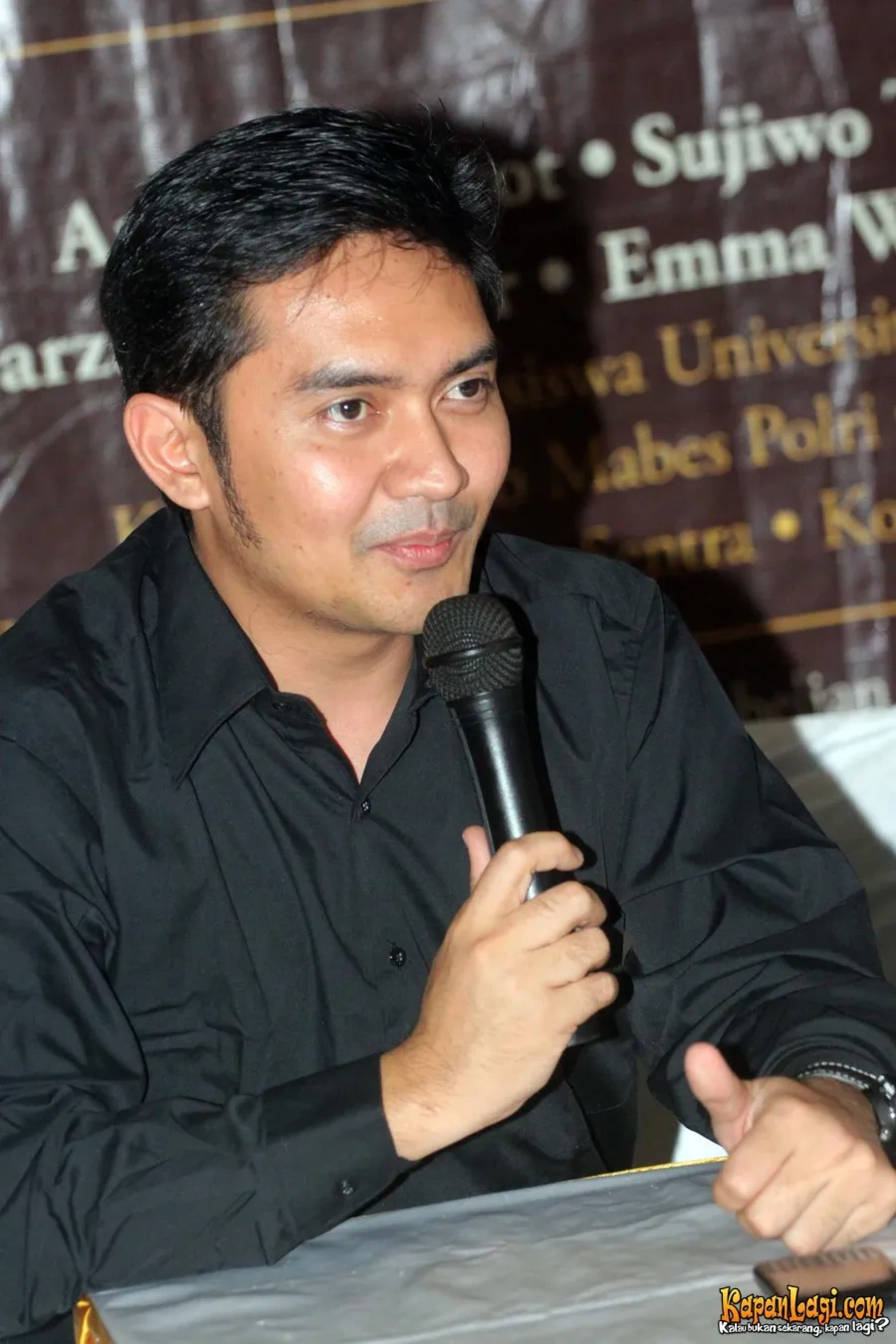 Jika Anda tidak melihat foto Prabu Revolusi, kemungkinan karena foto dengan nomor tersebut tidak tersedia di Kapanlagi.com™