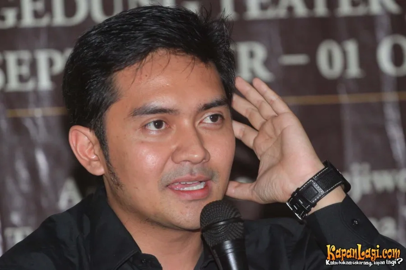 Jika Anda tidak melihat foto Prabu Revolusi, kemungkinan karena foto dengan nomor tersebut tidak tersedia di Kapanlagi.com™