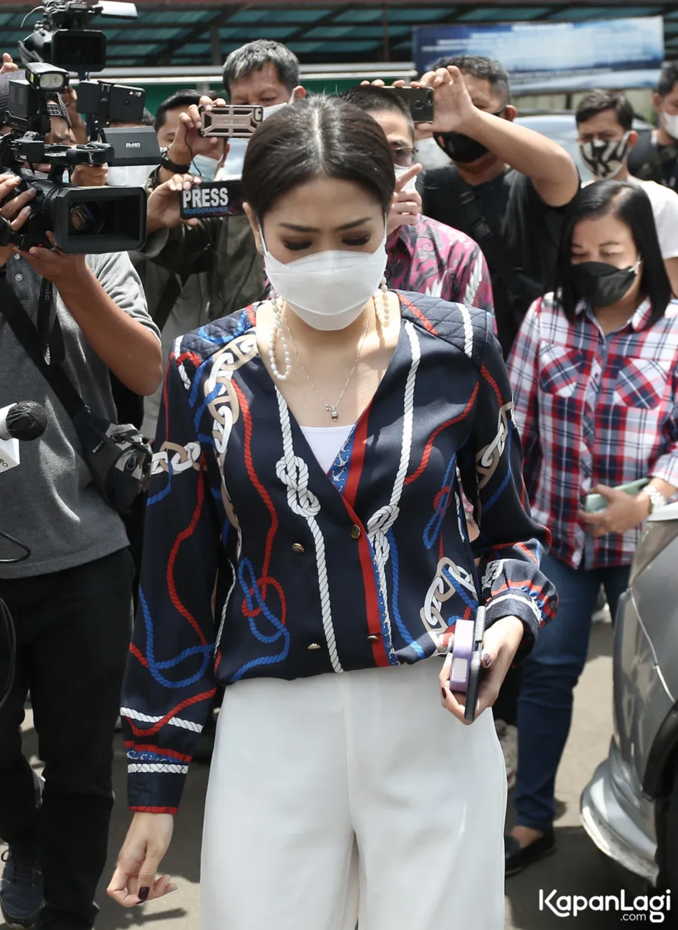 Jika Anda tidak melihat foto Pricillia Pullunggono, kemungkinan karena foto dengan nomor tersebut tidak tersedia di Kapanlagi.com™