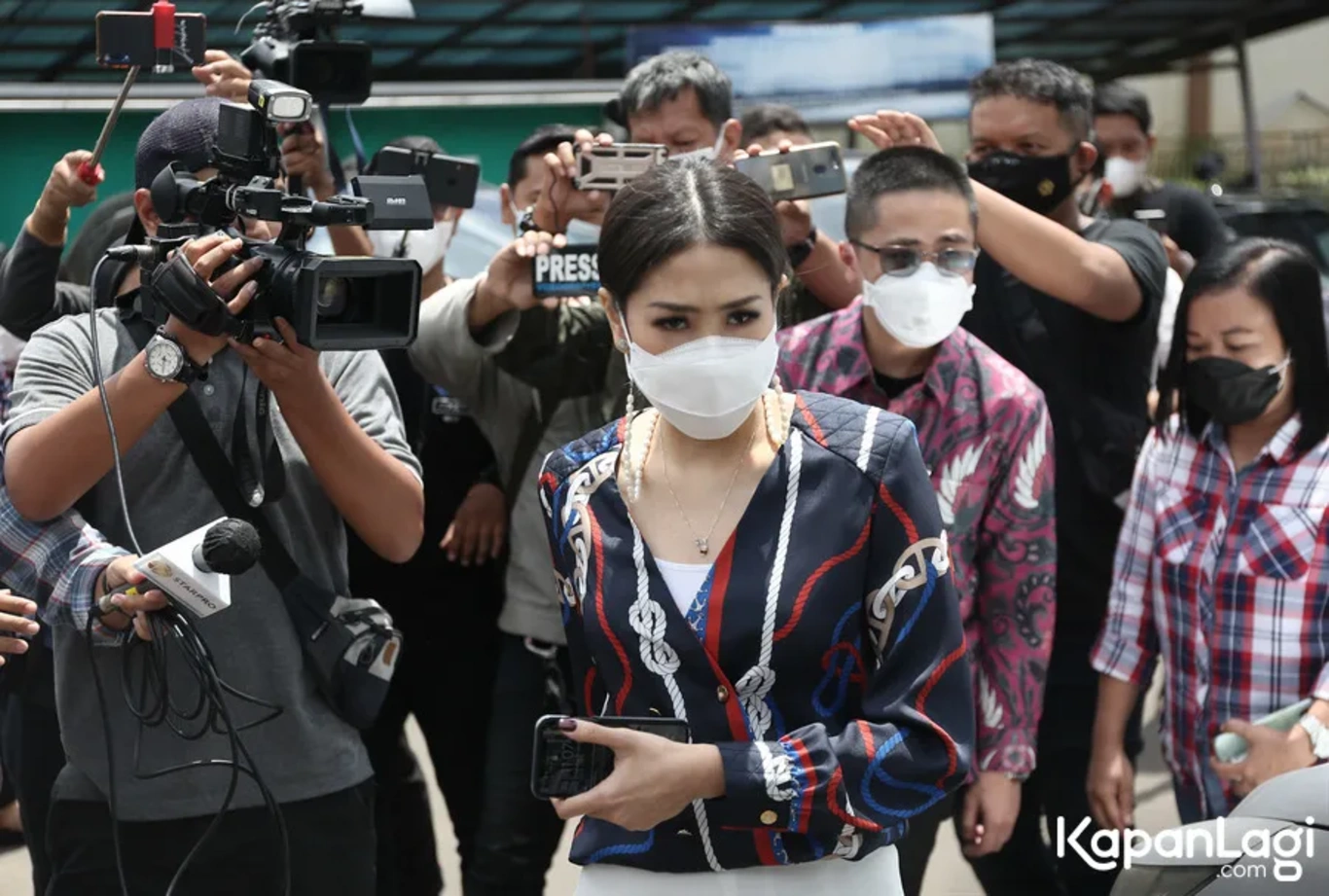 Jika Anda tidak melihat foto Pricillia Pullunggono, kemungkinan karena foto dengan nomor tersebut tidak tersedia di Kapanlagi.com™