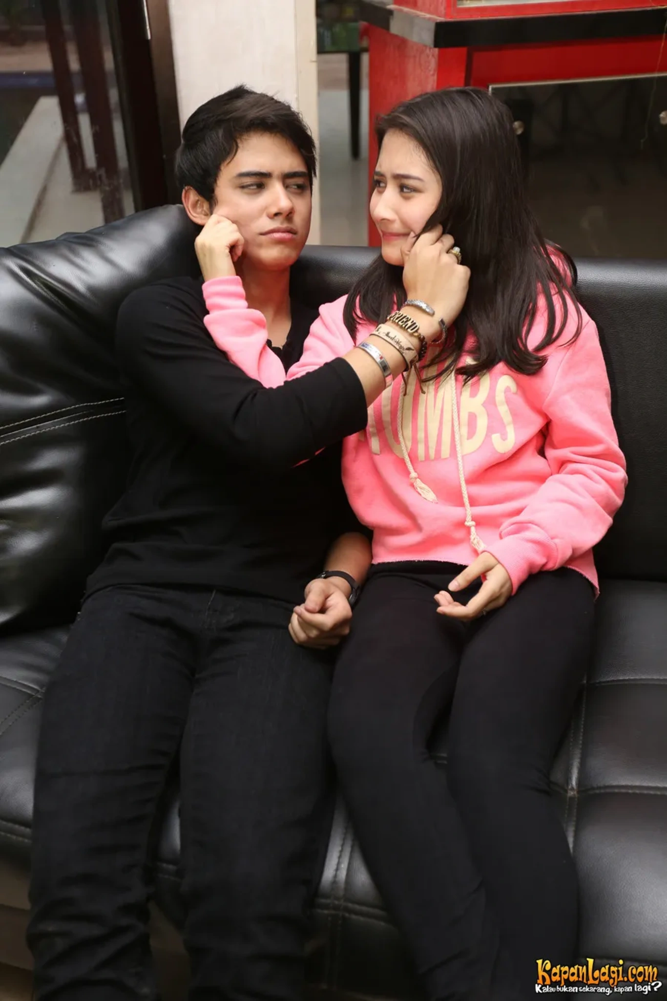 Jika Anda tidak melihat foto Prilly Latuconsina, kemungkinan karena foto dengan nomor tersebut tidak tersedia di Kapanlagi.com™