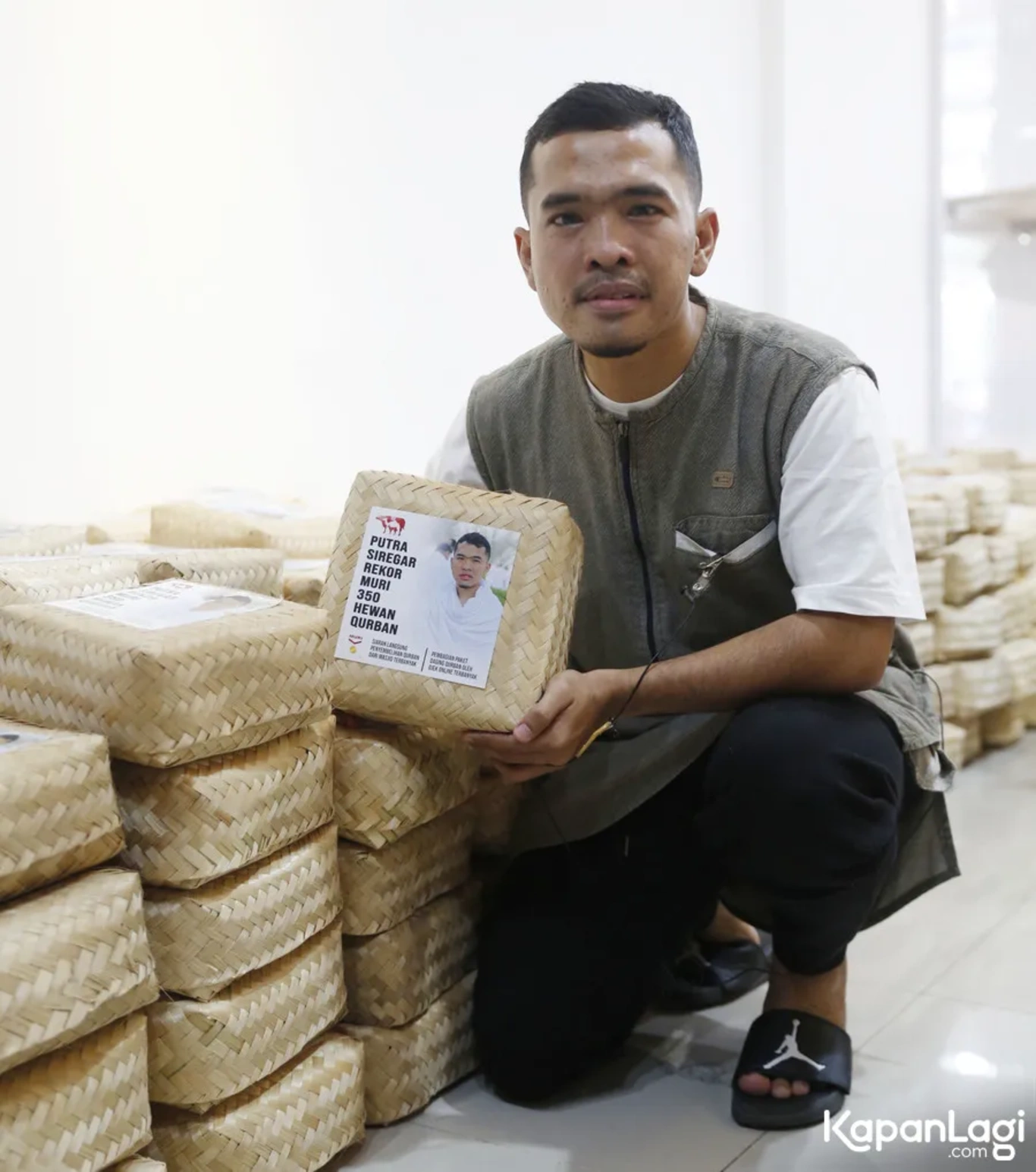 Jika Anda tidak melihat foto Putra Siregar, kemungkinan karena foto dengan nomor tersebut tidak tersedia di Kapanlagi.com™