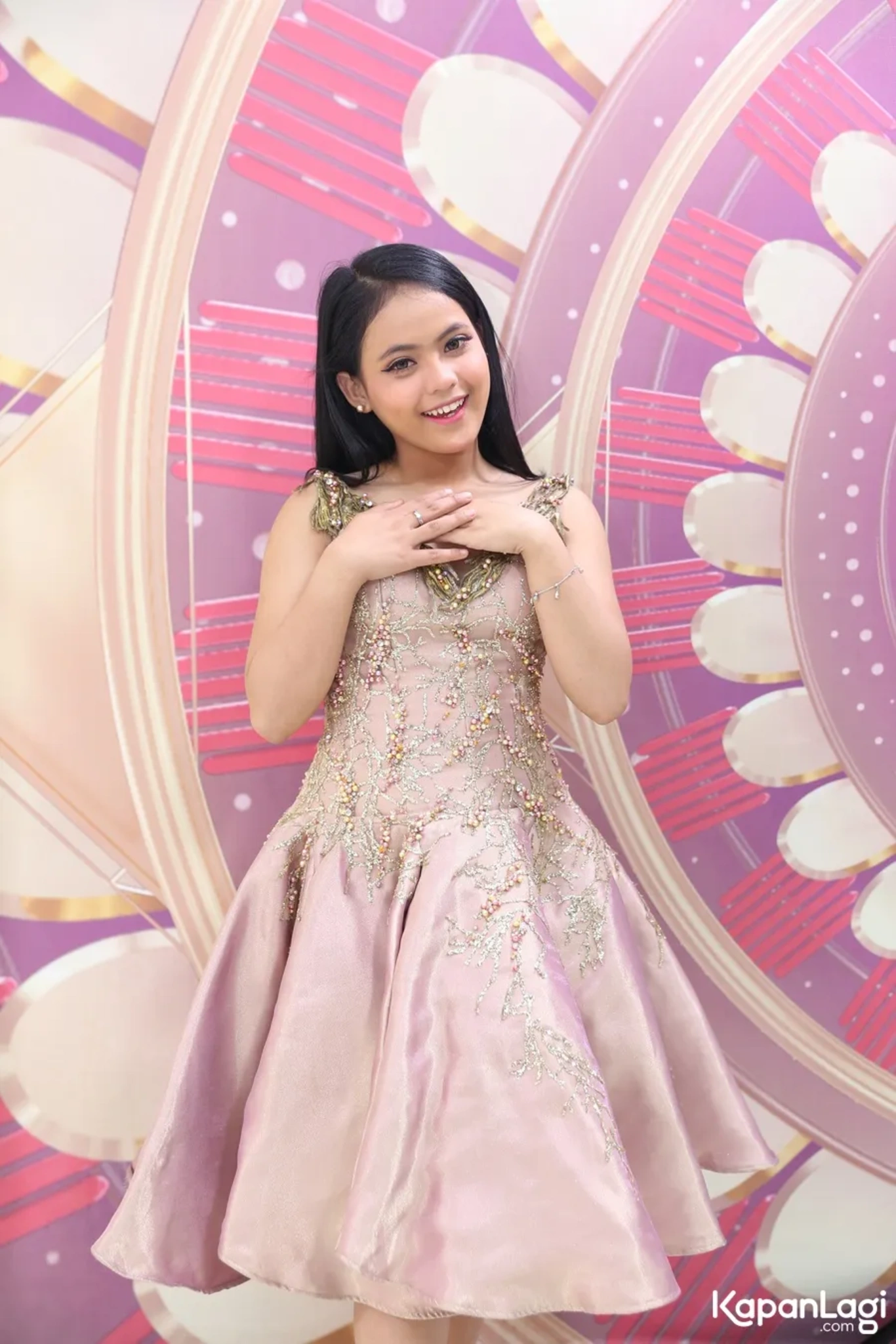 Jika Anda tidak melihat foto Putri DA, kemungkinan karena foto dengan nomor tersebut tidak tersedia di Kapanlagi.com™