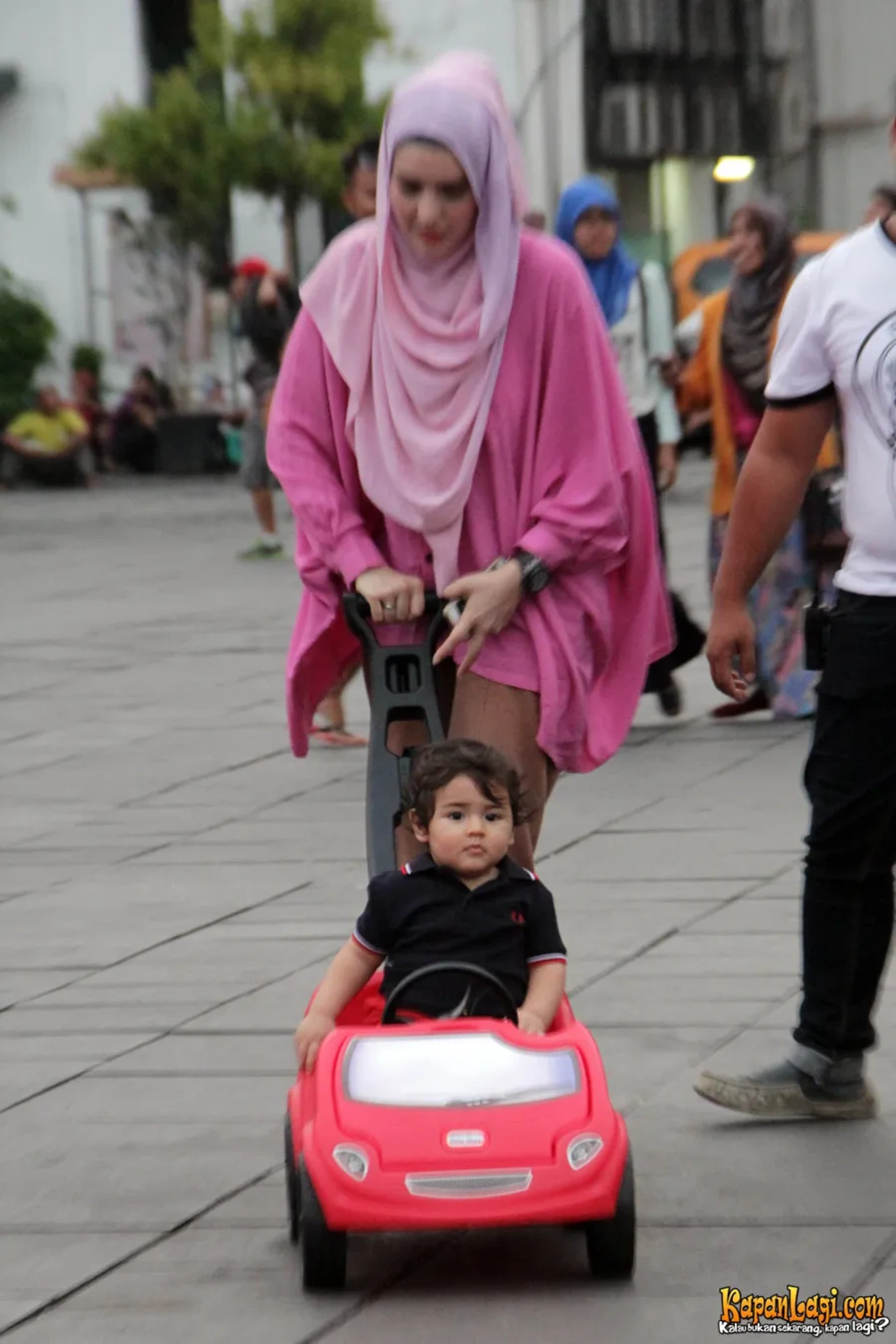 Jika Anda tidak melihat foto Quenzino Acana Naif, kemungkinan karena foto dengan nomor tersebut tidak tersedia di Kapanlagi.com™
