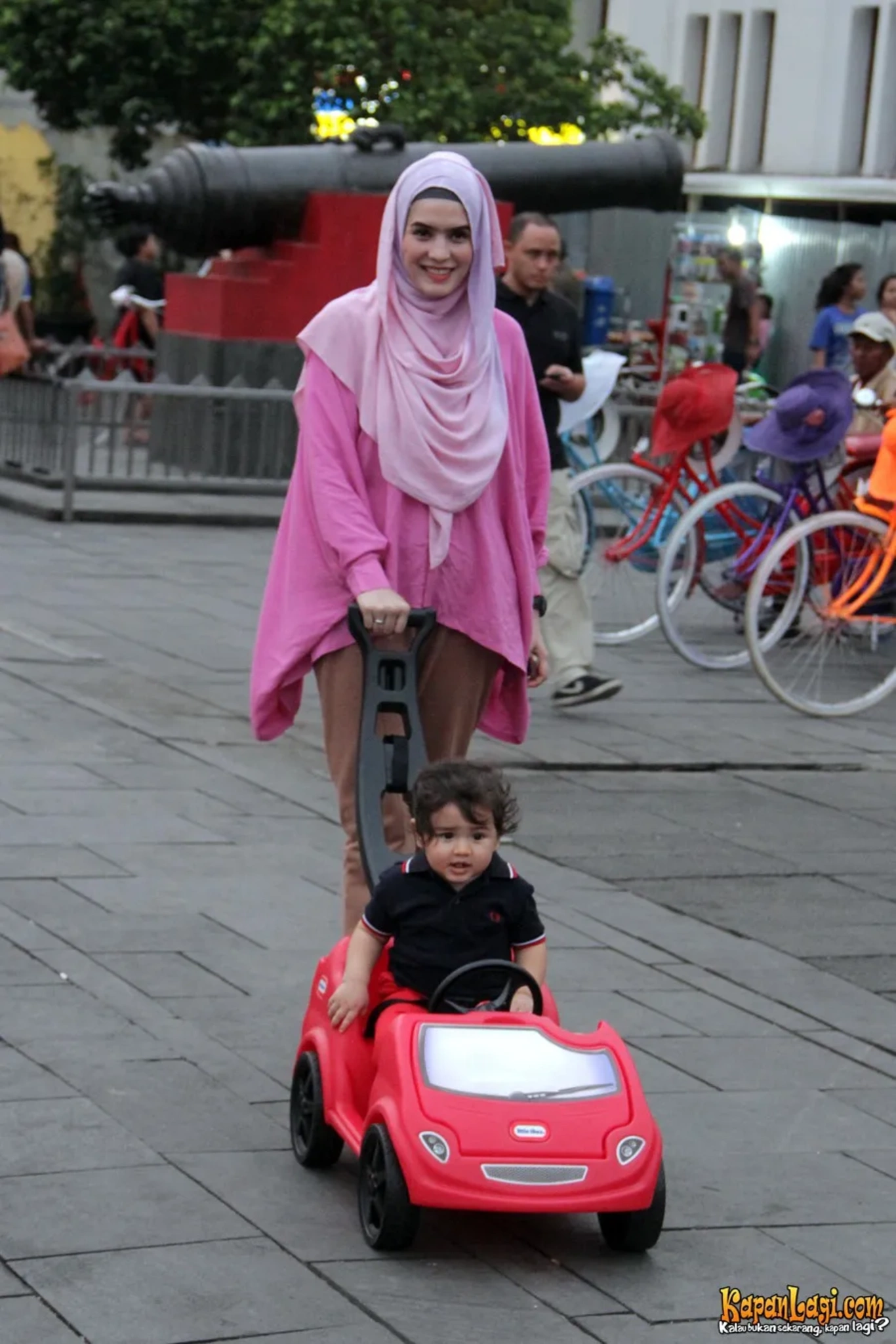 Jika Anda tidak melihat foto Quenzino Acana Naif, kemungkinan karena foto dengan nomor tersebut tidak tersedia di Kapanlagi.com™