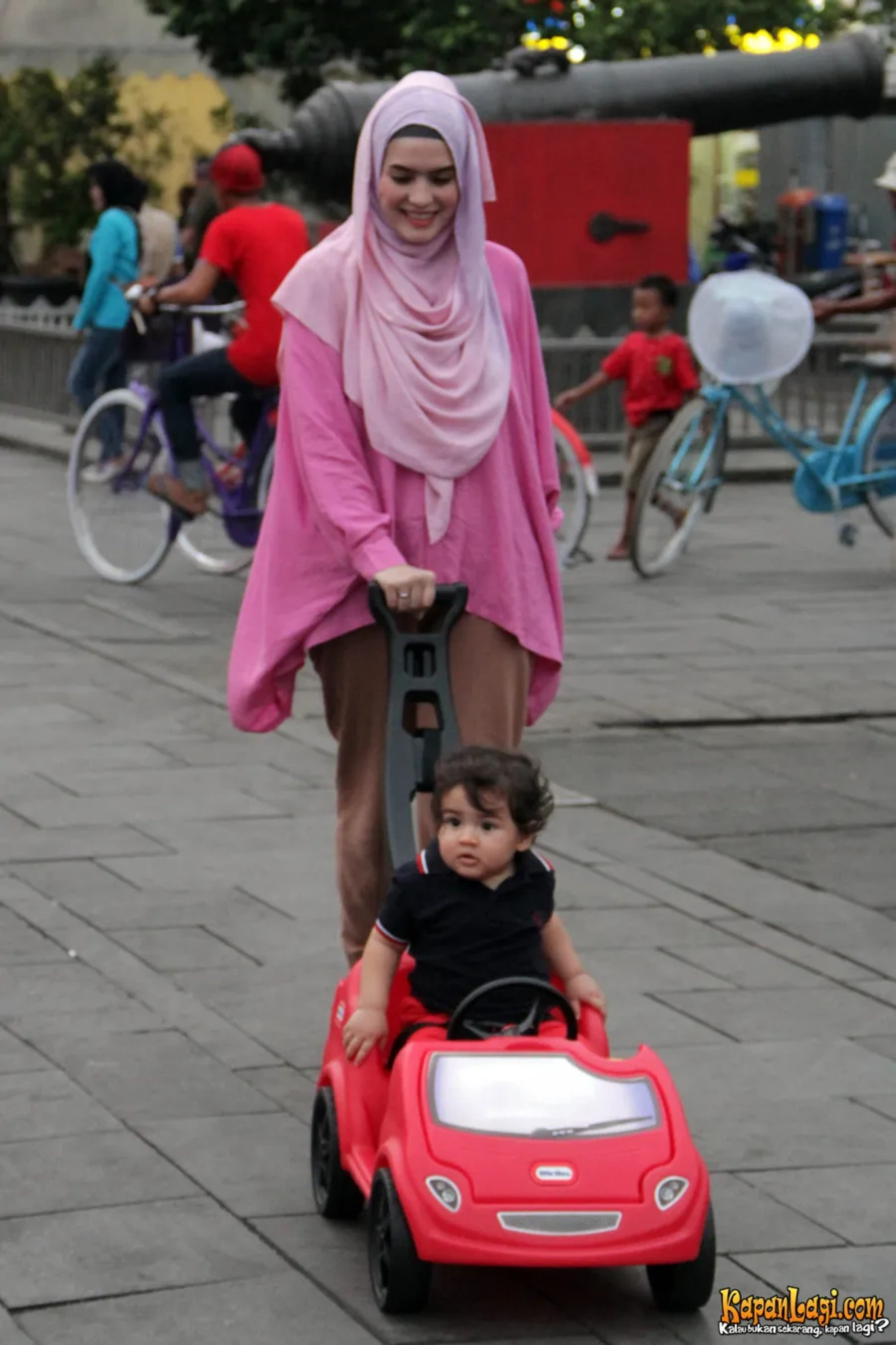 Jika Anda tidak melihat foto Quenzino Acana Naif, kemungkinan karena foto dengan nomor tersebut tidak tersedia di Kapanlagi.com™