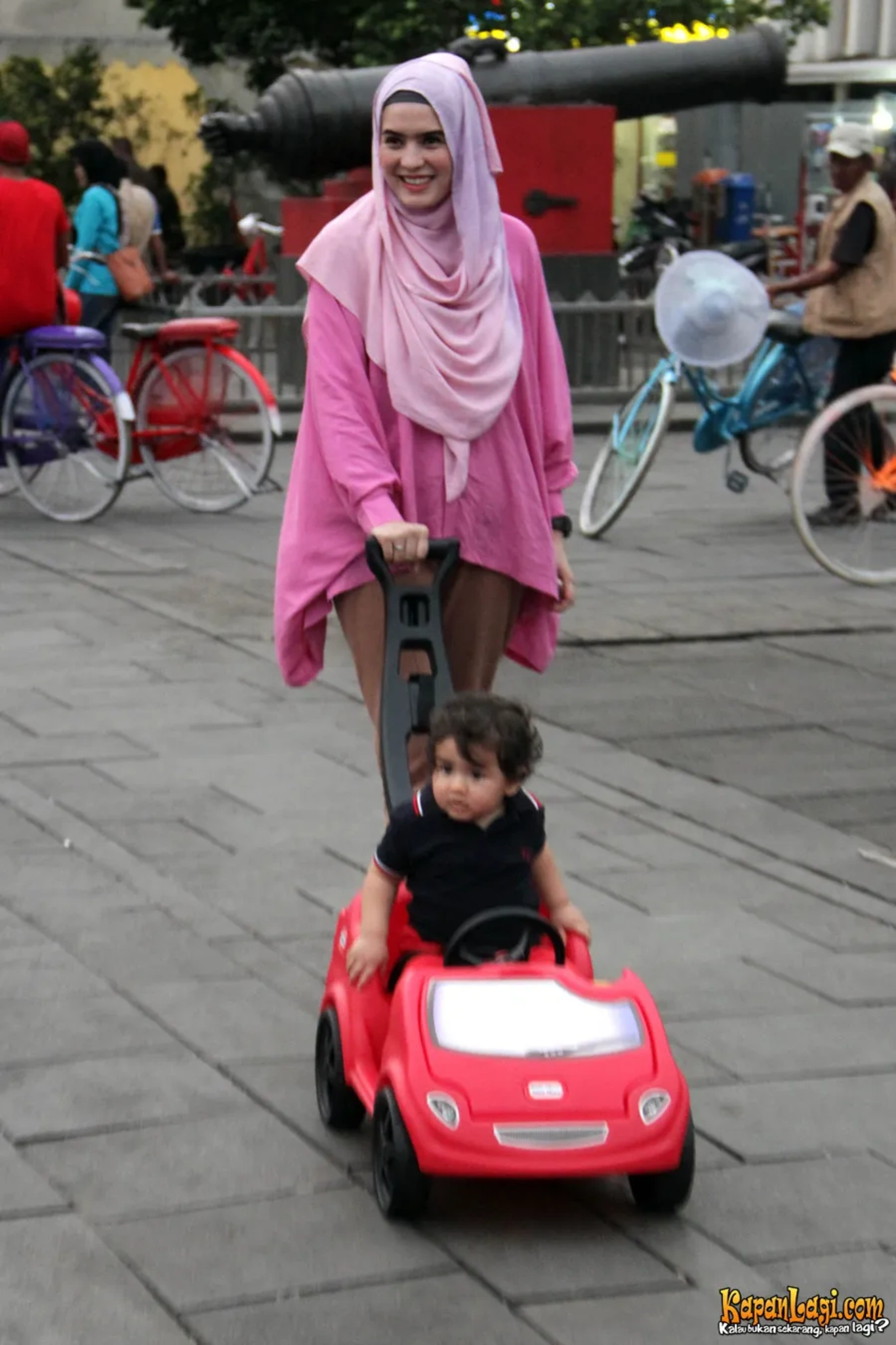 Jika Anda tidak melihat foto Quenzino Acana Naif, kemungkinan karena foto dengan nomor tersebut tidak tersedia di Kapanlagi.com™