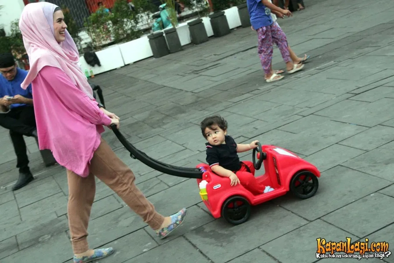 Jika Anda tidak melihat foto Quenzino Acana Naif, kemungkinan karena foto dengan nomor tersebut tidak tersedia di Kapanlagi.com™