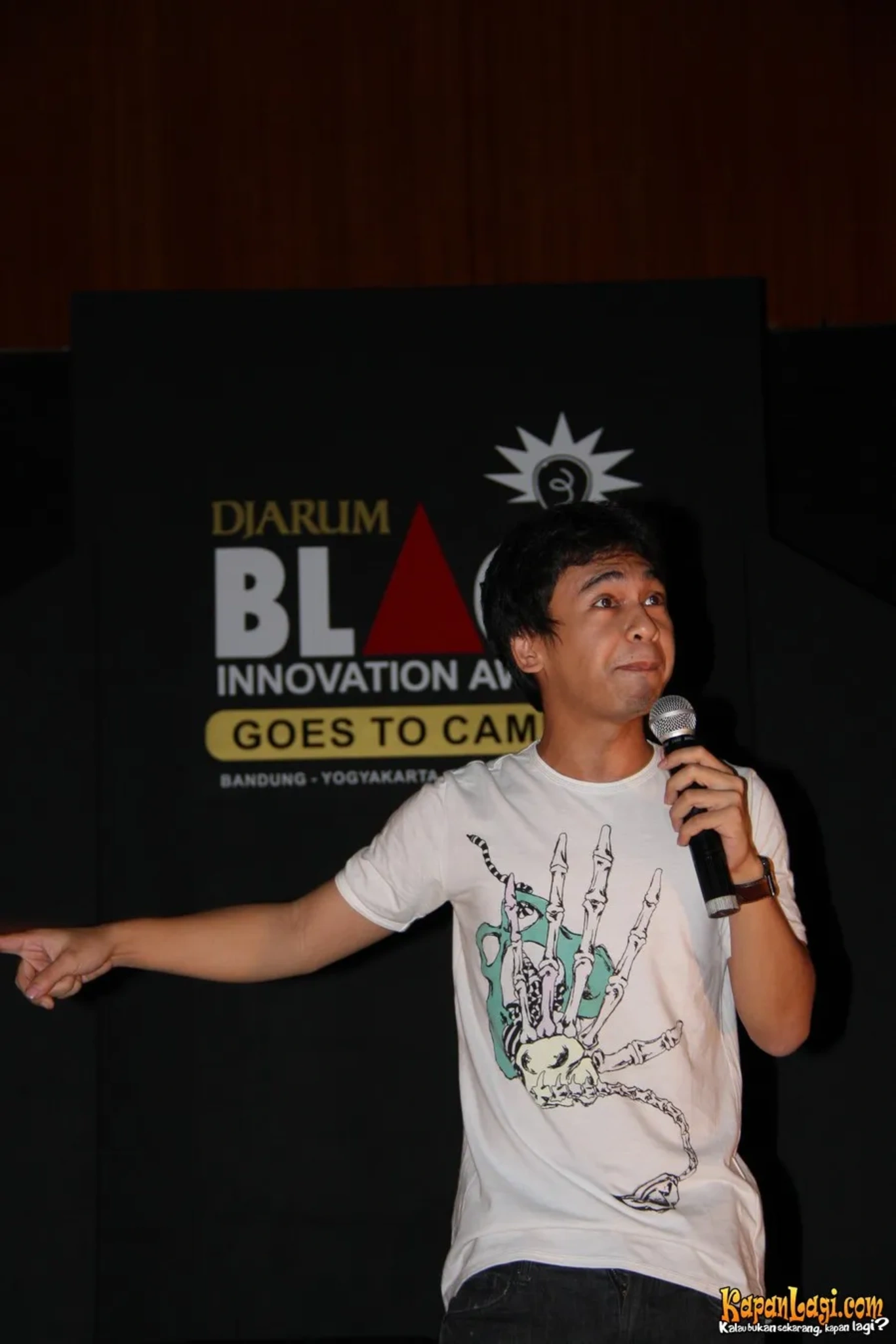 Jika Anda tidak melihat foto Raditya Dika, kemungkinan karena foto dengan nomor tersebut tidak tersedia di Kapanlagi.com™
